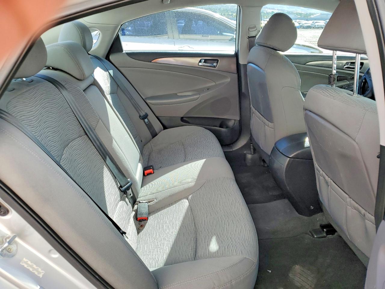 2015 Hyundai Sonata Hybrid Base Silver vin: KMHEC4A44FA118427
