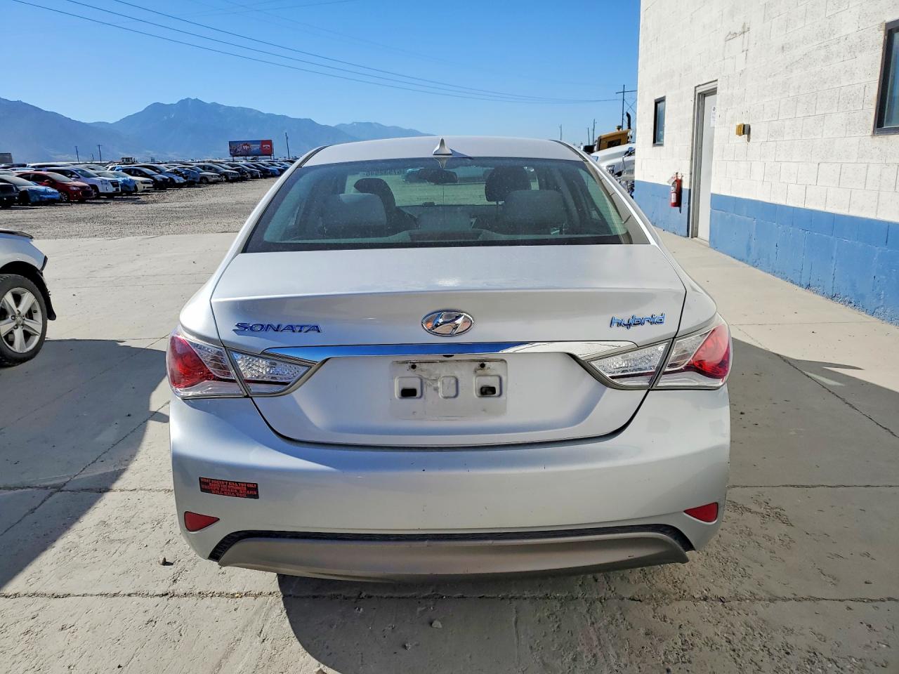 2015 Hyundai Sonata Hybrid Base Silver vin: KMHEC4A44FA118427