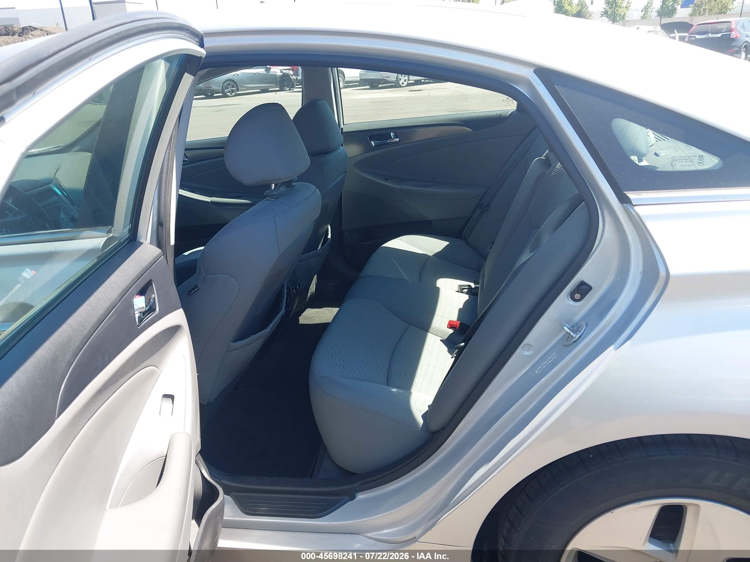 2011 Hyundai Sonata Hybrid   Silver vin: KMHEC4A45BA000736