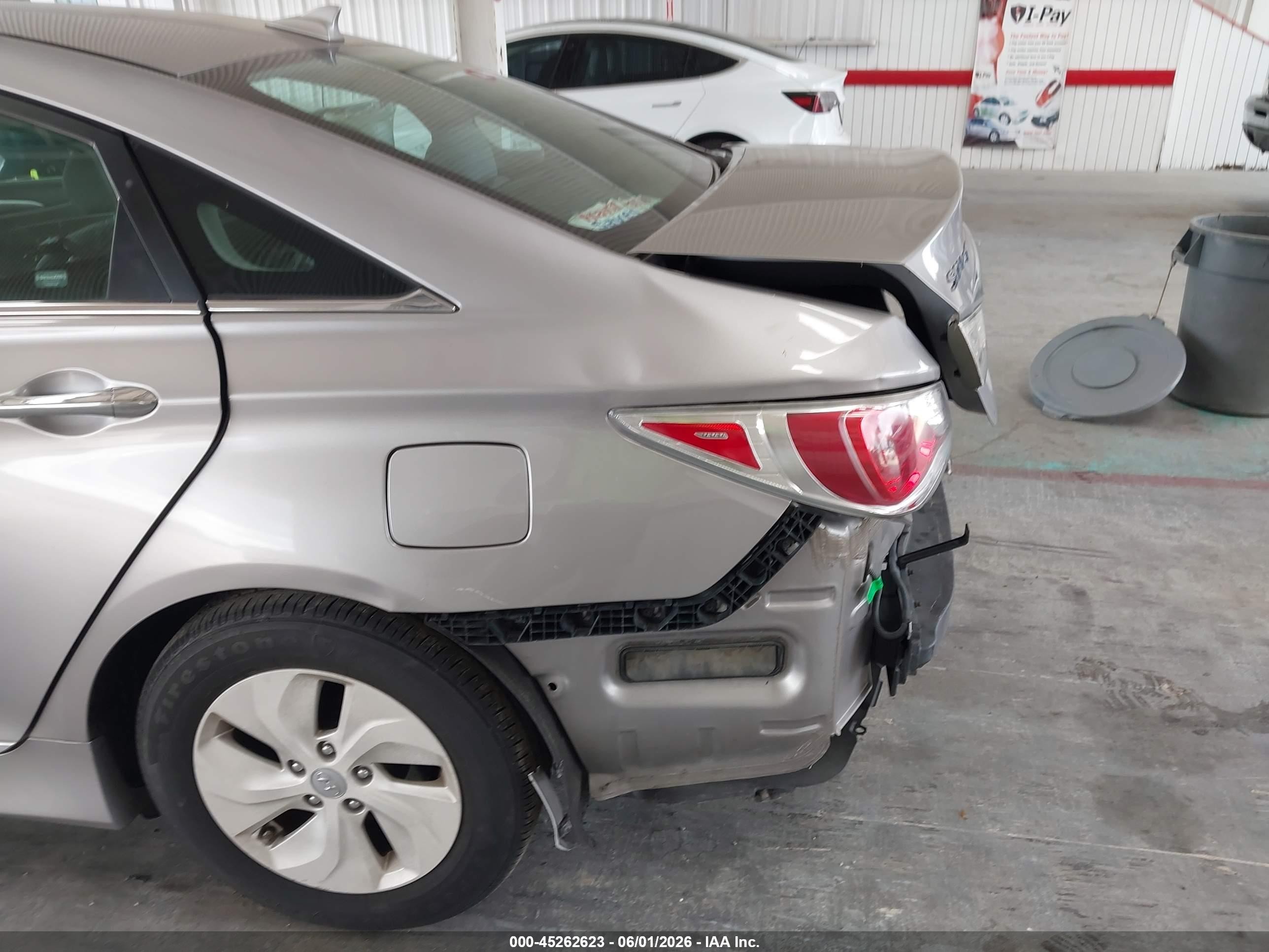 2013 Hyundai Sonata Hybrid   Серебряный vin: KMHEC4A45DA064875