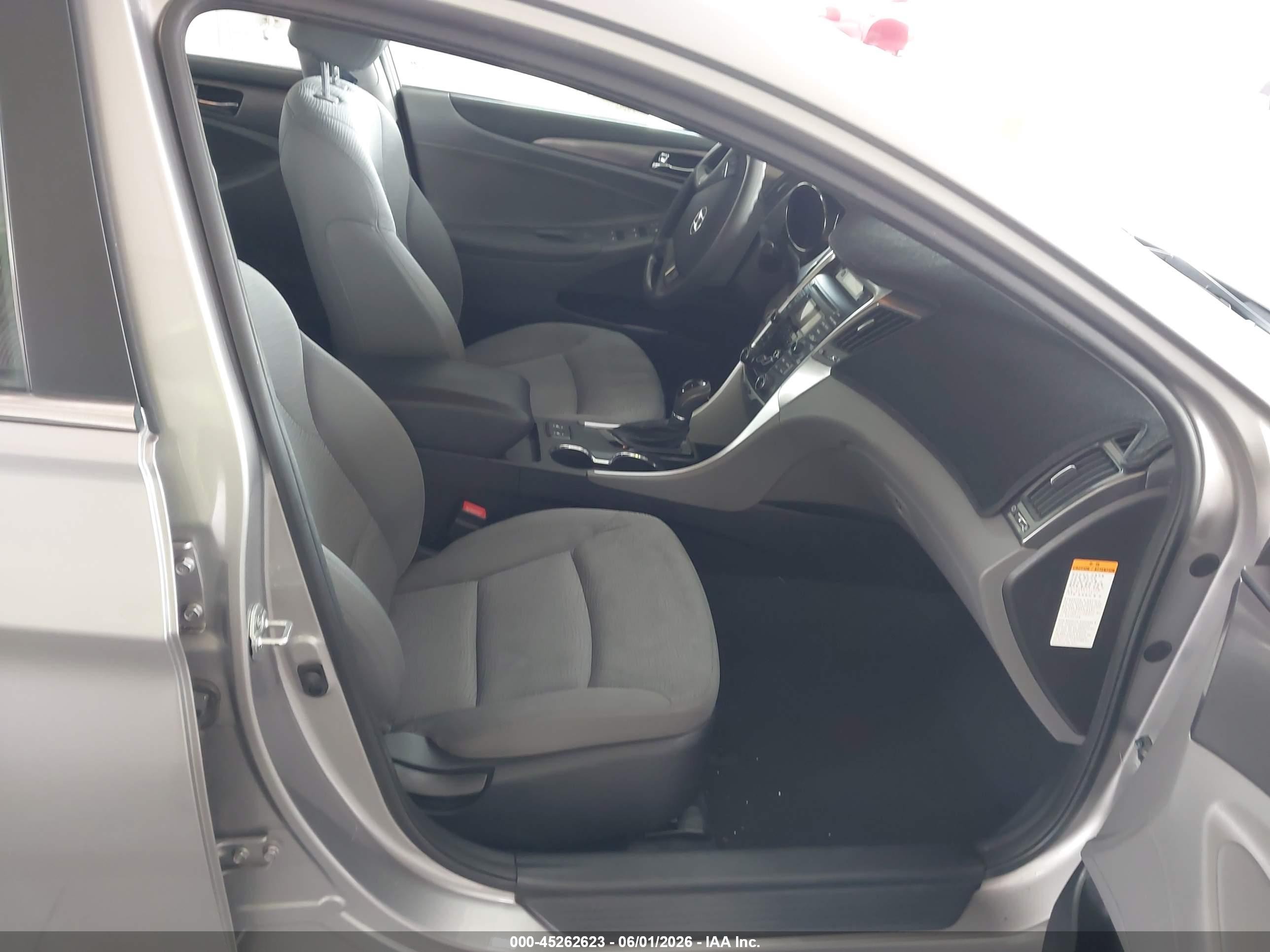 2013 Hyundai Sonata Hybrid   Серебряный vin: KMHEC4A45DA064875