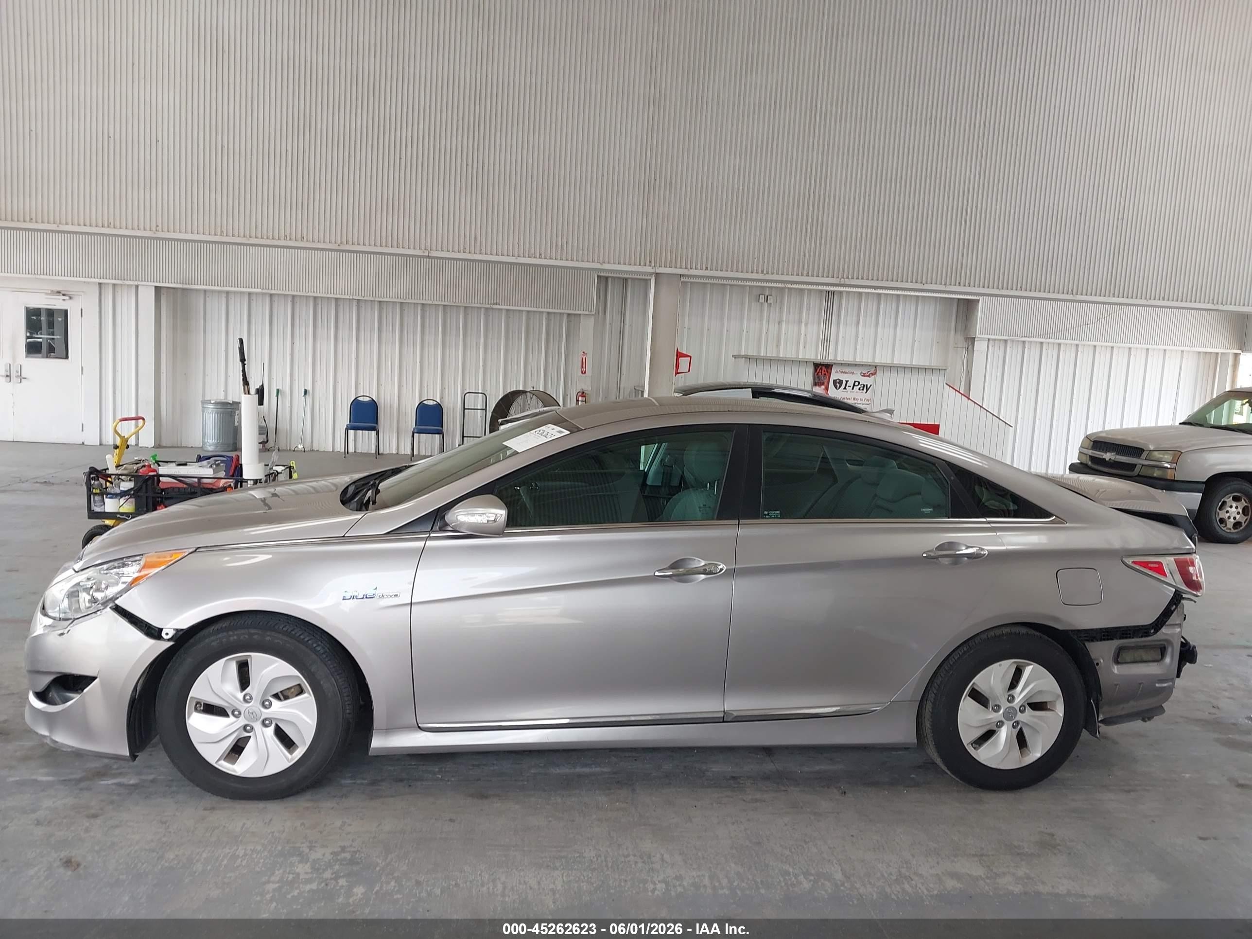 2013 Hyundai Sonata Hybrid   Серебряный vin: KMHEC4A45DA064875