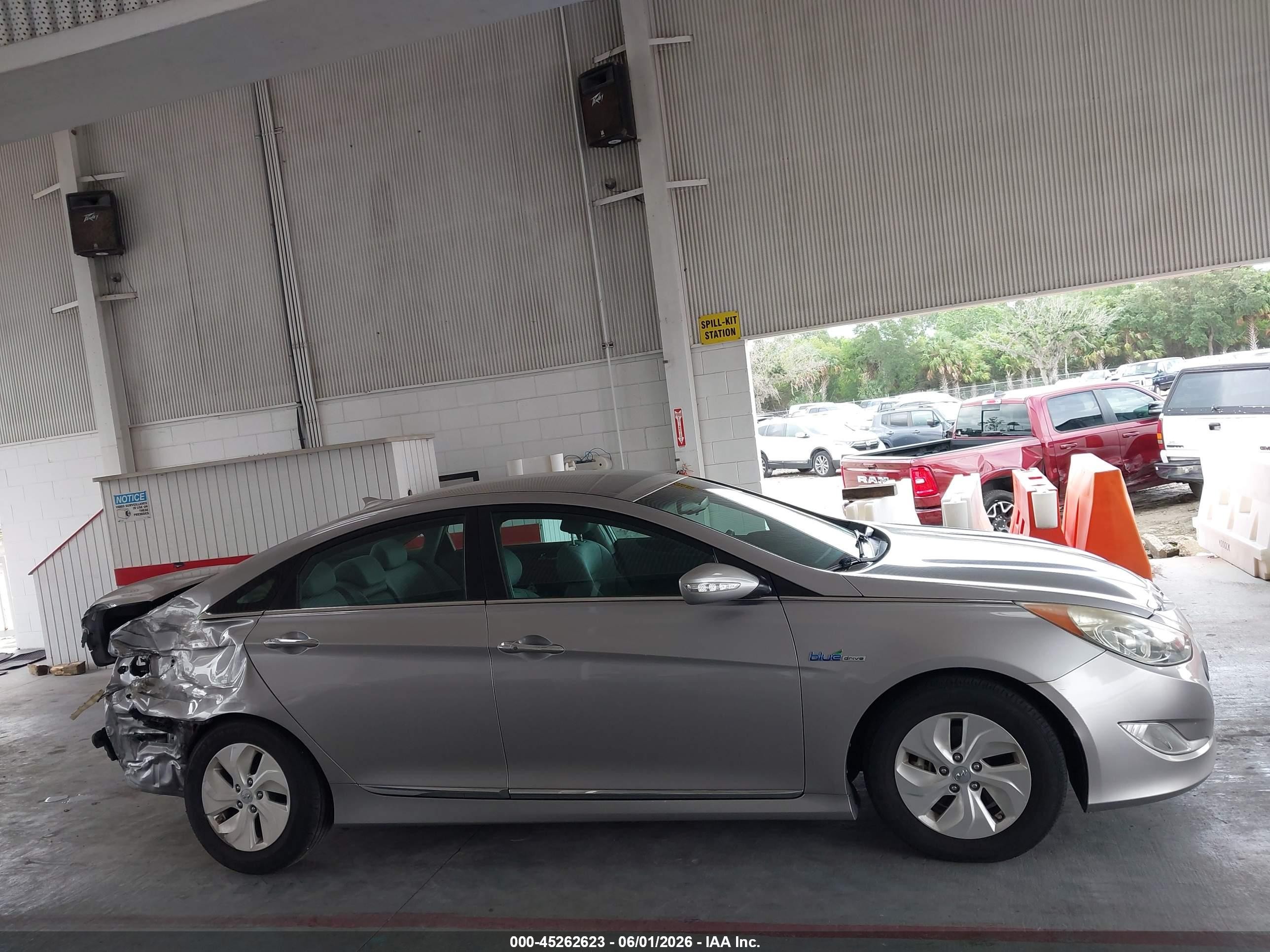 2013 Hyundai Sonata Hybrid   Серебряный vin: KMHEC4A45DA064875