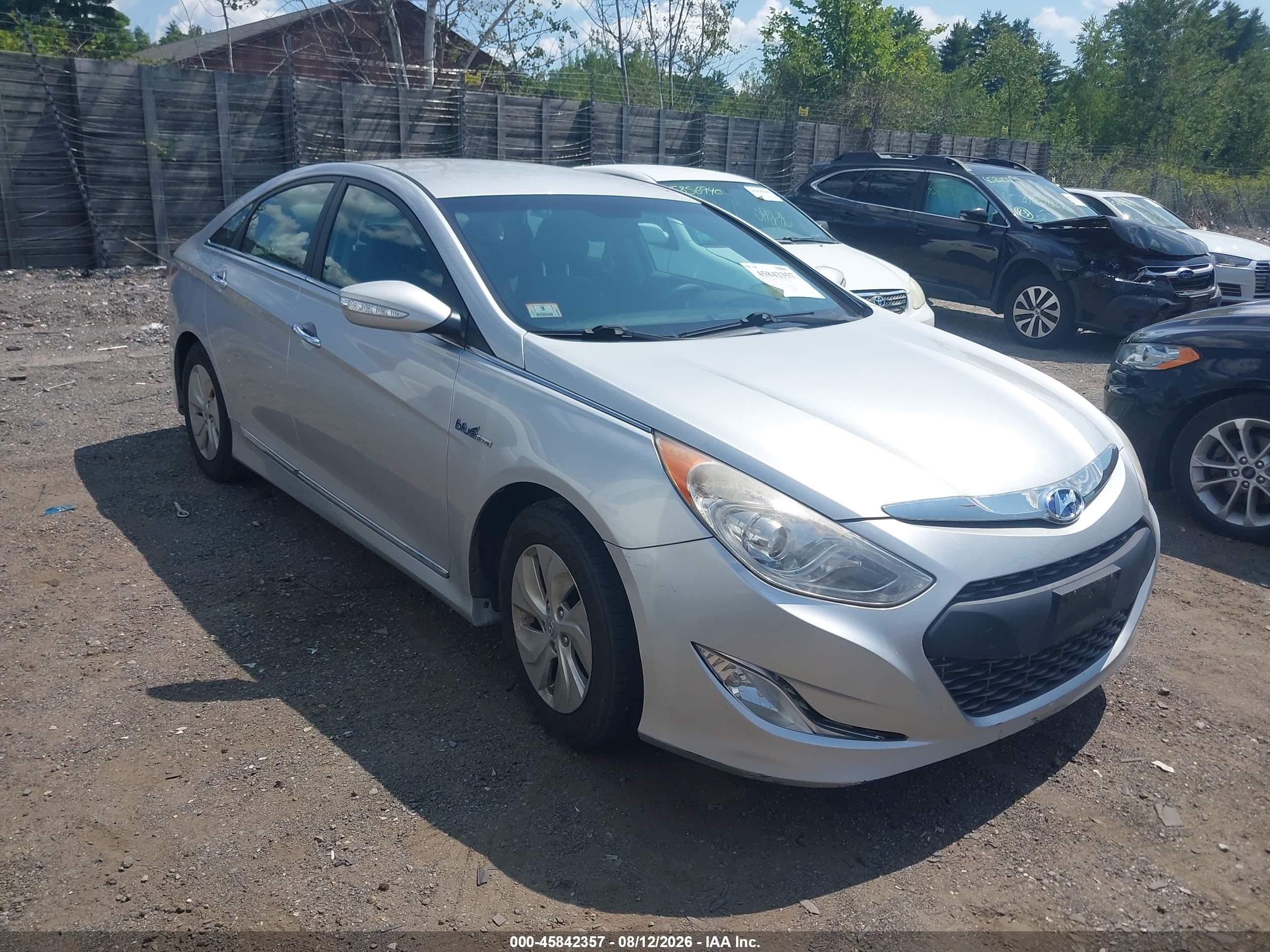 2013 Hyundai Sonata Hybrid   Silver vin: KMHEC4A45DA076458