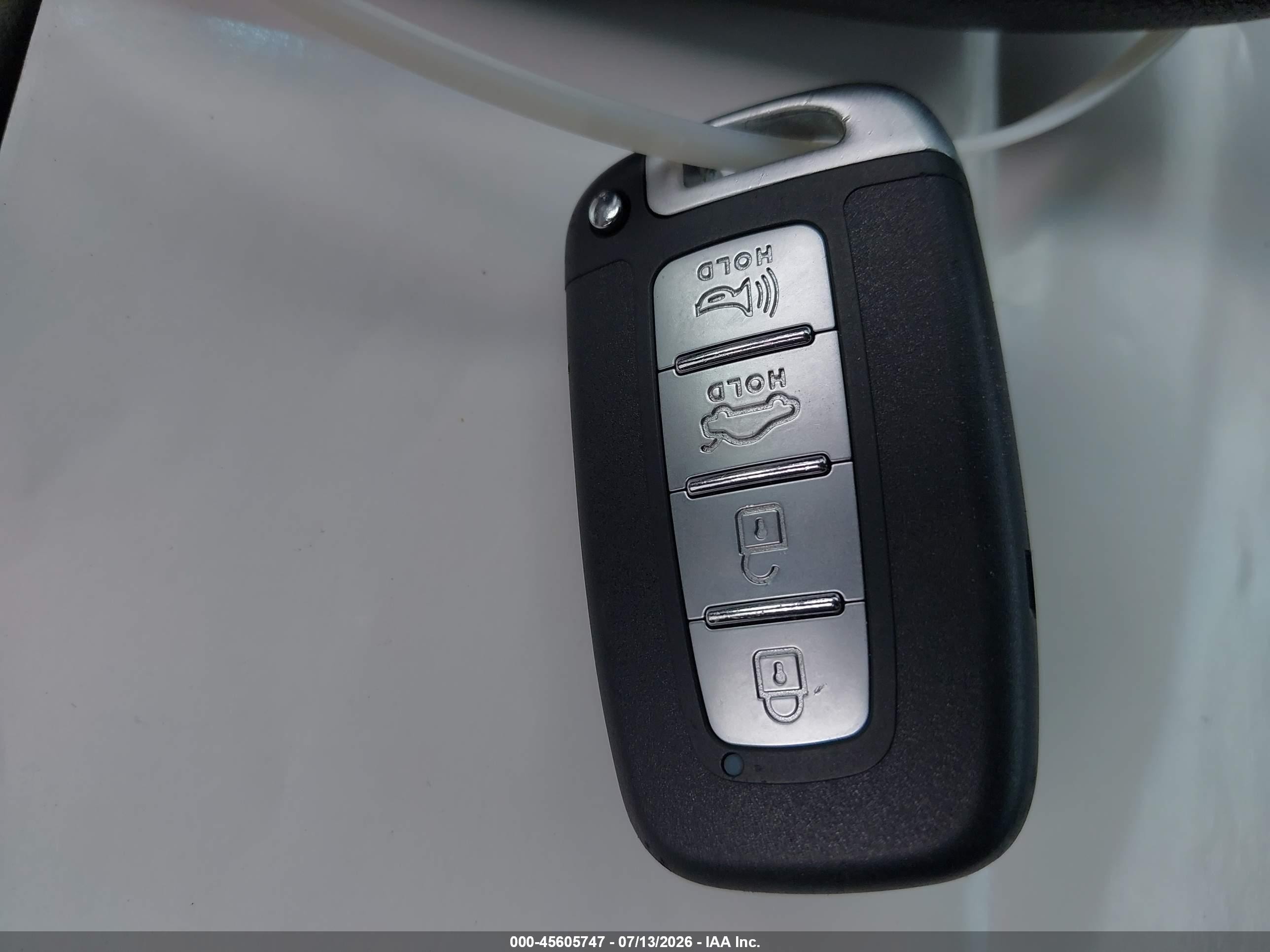 2013 Hyundai Sonata Hybrid   Silver vin: KMHEC4A45DA078615