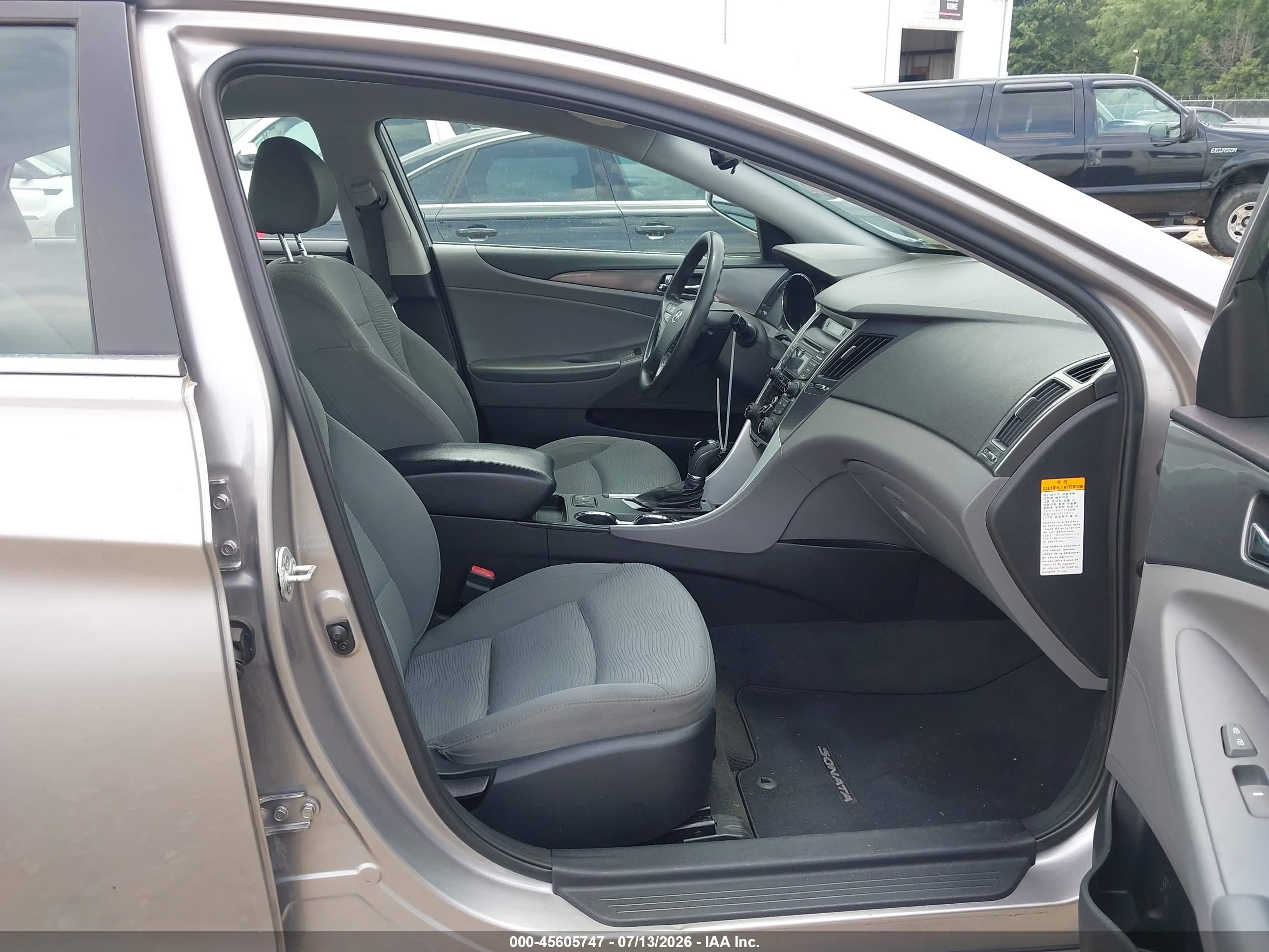 2013 Hyundai Sonata Hybrid   Silver vin: KMHEC4A45DA078615