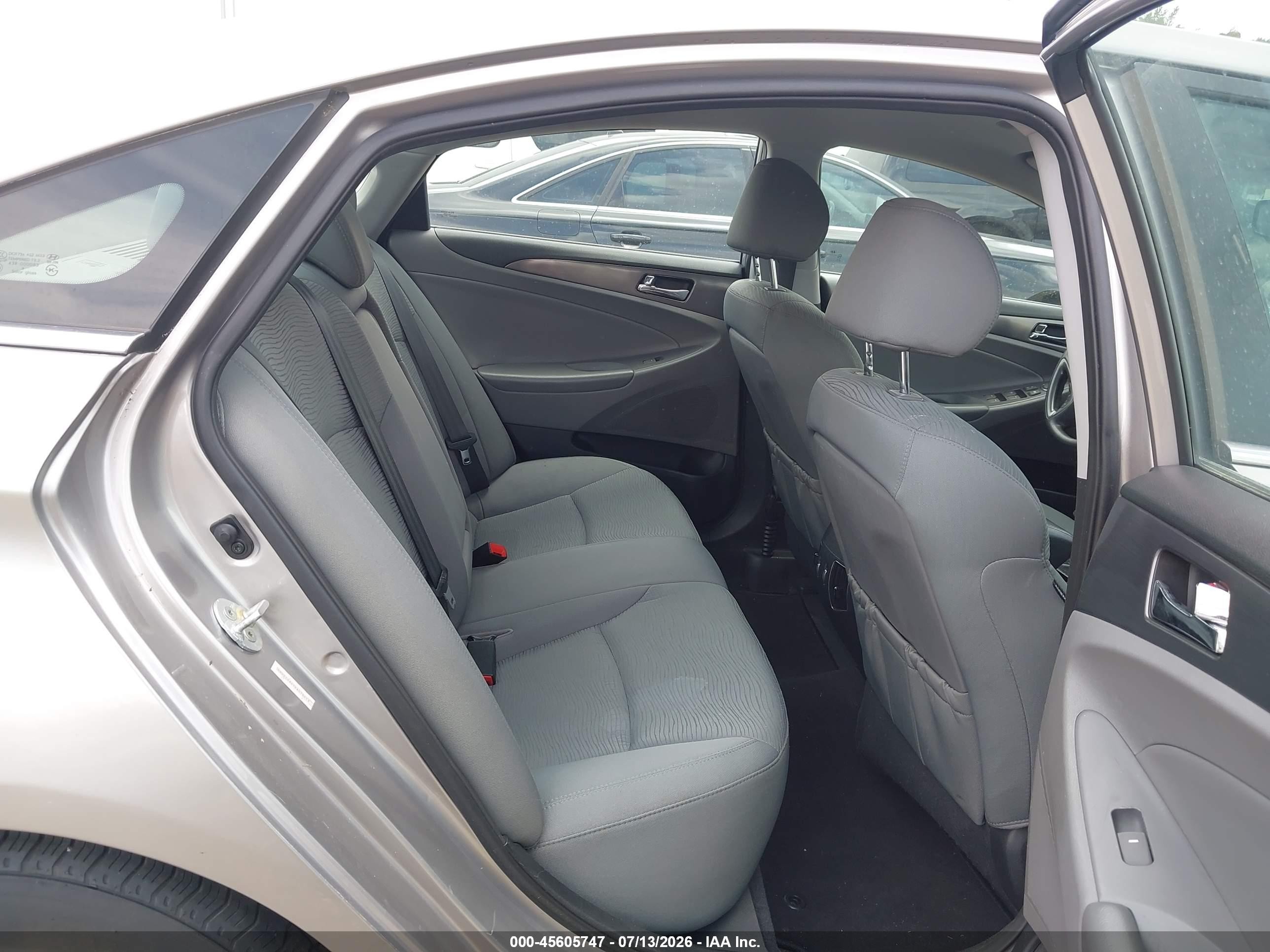 2013 Hyundai Sonata Hybrid   Silver vin: KMHEC4A45DA078615