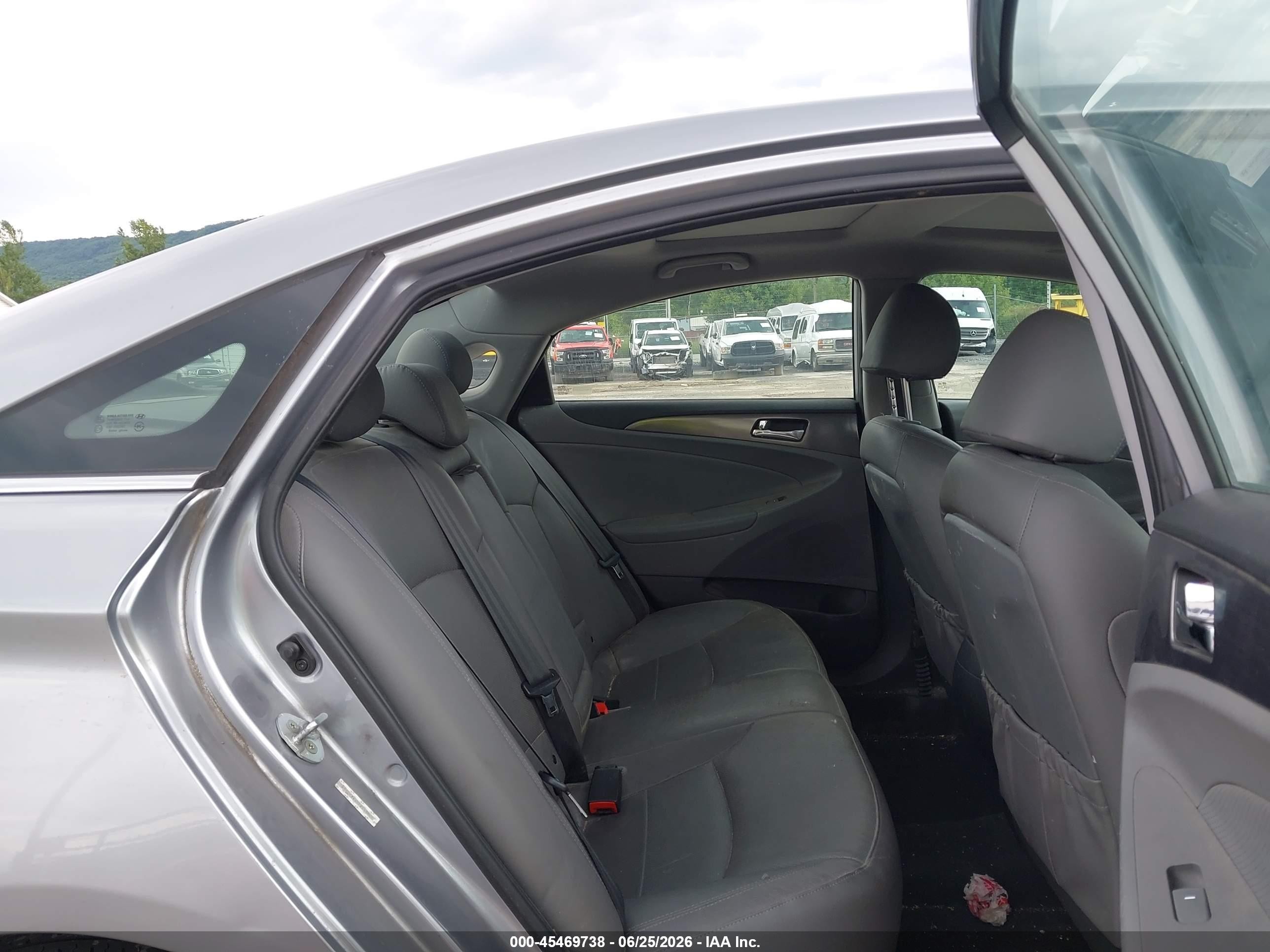 2015 Hyundai Sonata Hybrid Limited Silver vin: KMHEC4A45FA119067