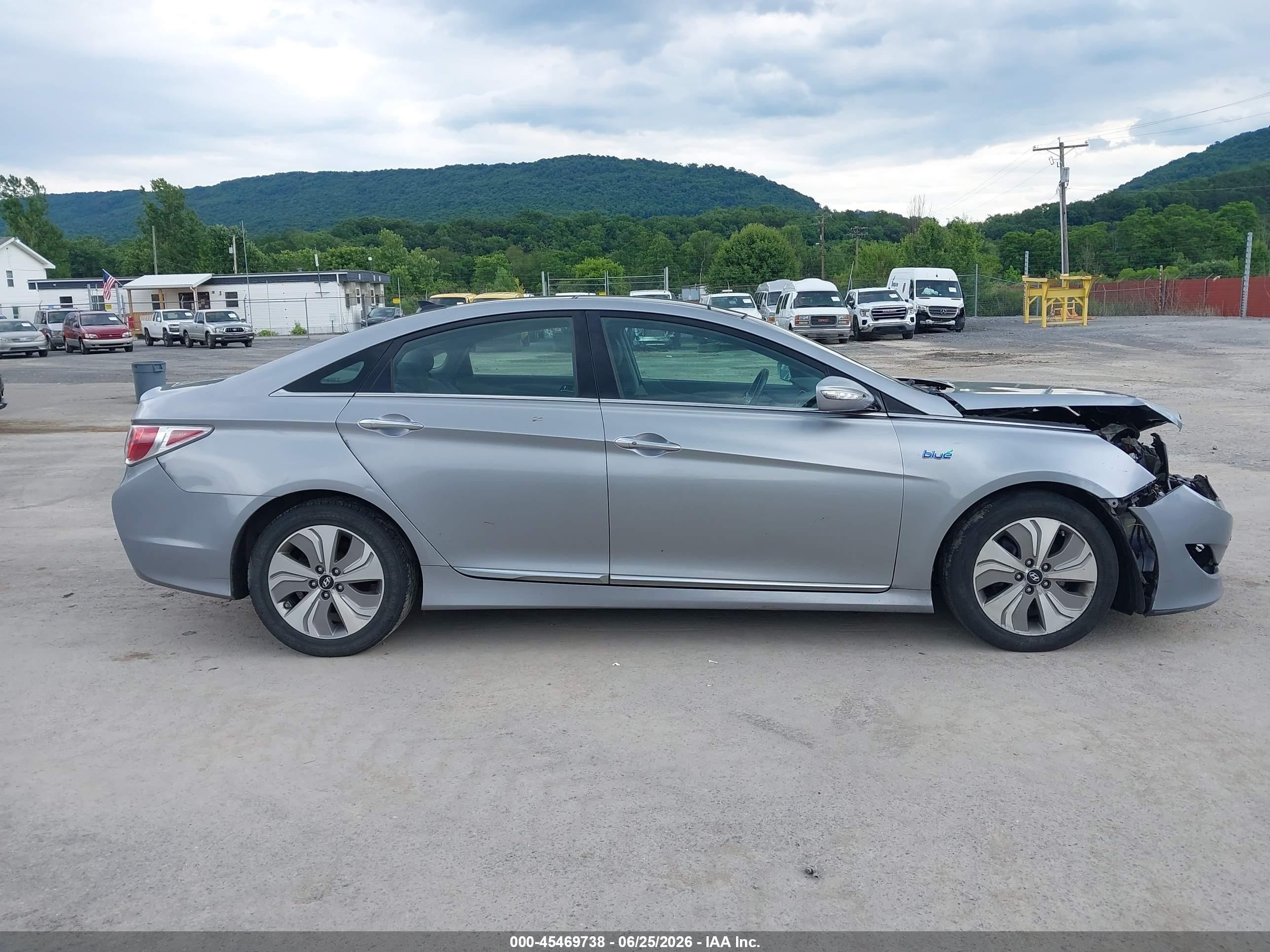 2015 Hyundai Sonata Hybrid Limited Silver vin: KMHEC4A45FA119067
