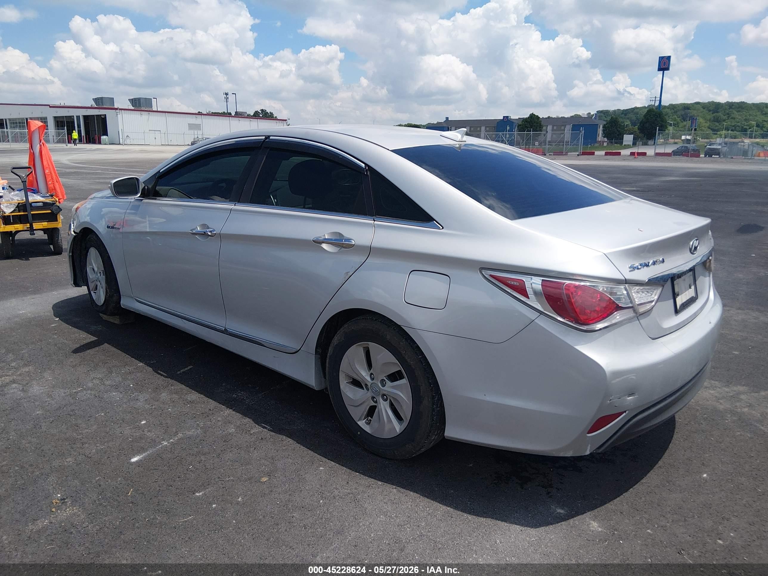 2015 Hyundai Sonata Hybrid   Silver vin: KMHEC4A45FA126861