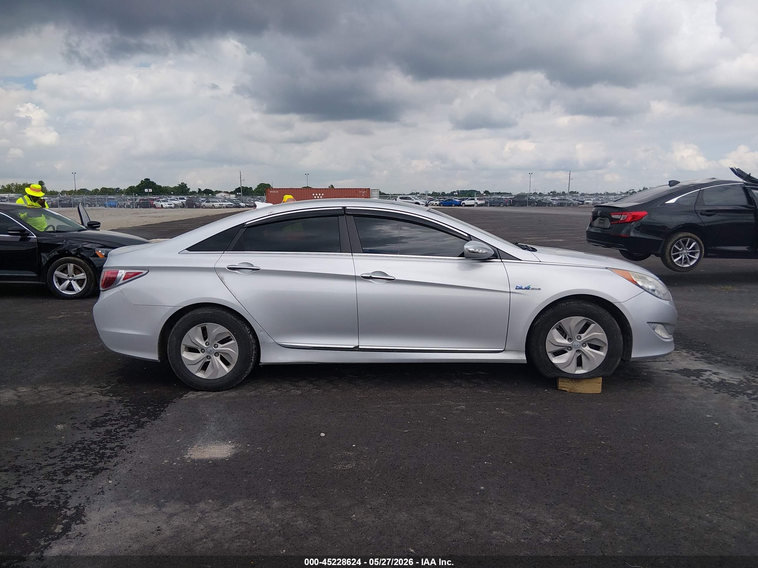 2015 Hyundai Sonata Hybrid   Silver vin: KMHEC4A45FA126861