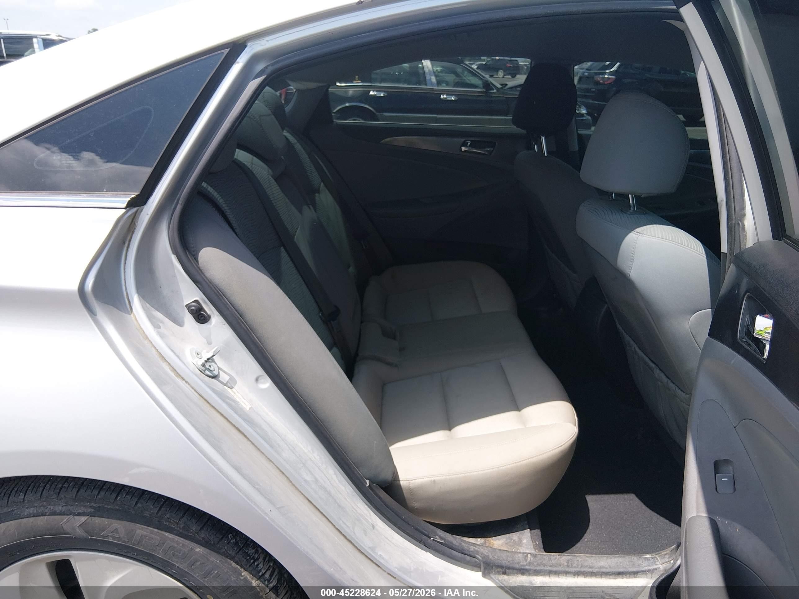 2015 Hyundai Sonata Hybrid   Silver vin: KMHEC4A45FA126861