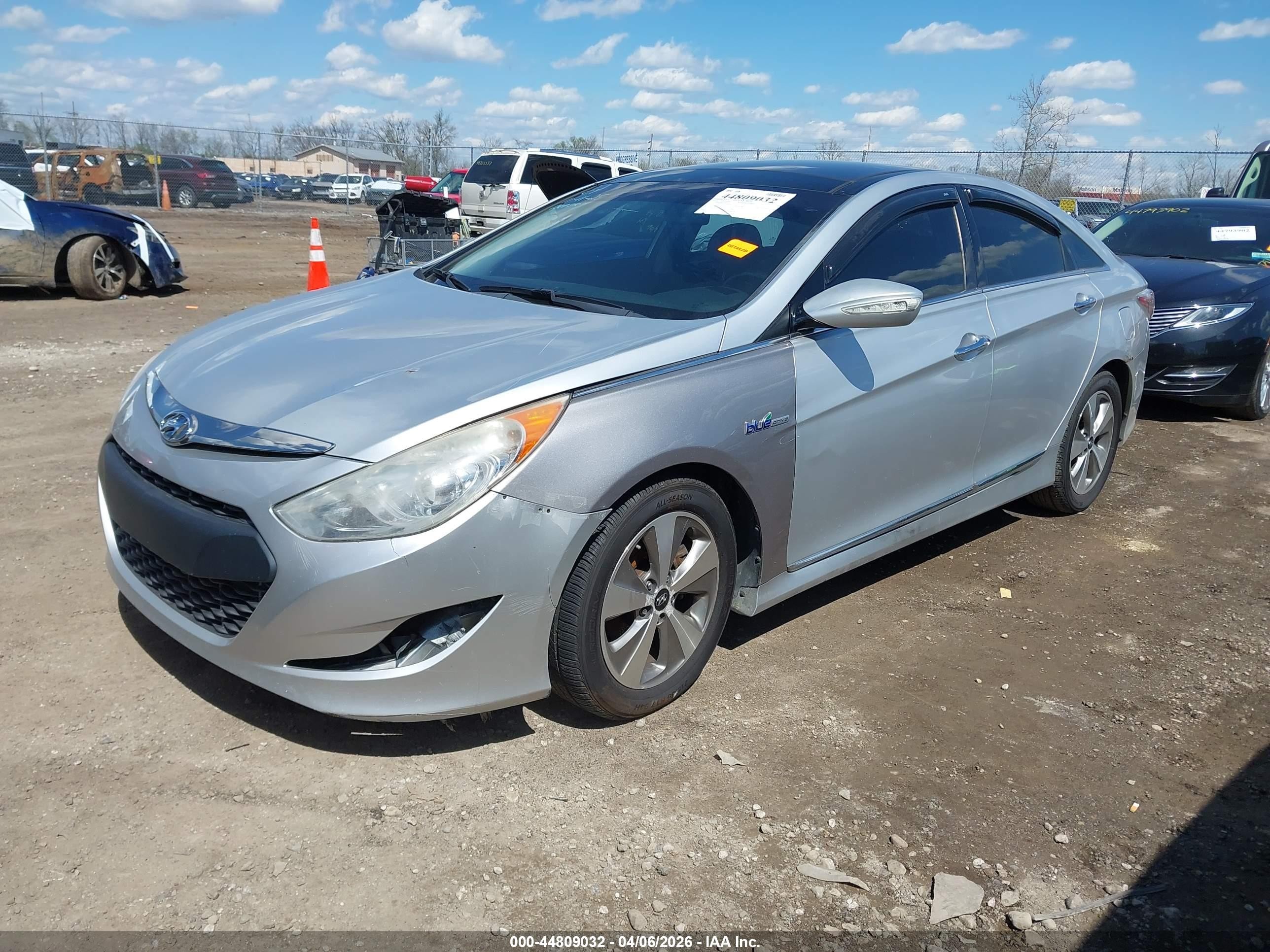 2012 Hyundai Sonata Hybrid   Silver vin: KMHEC4A46CA044732
