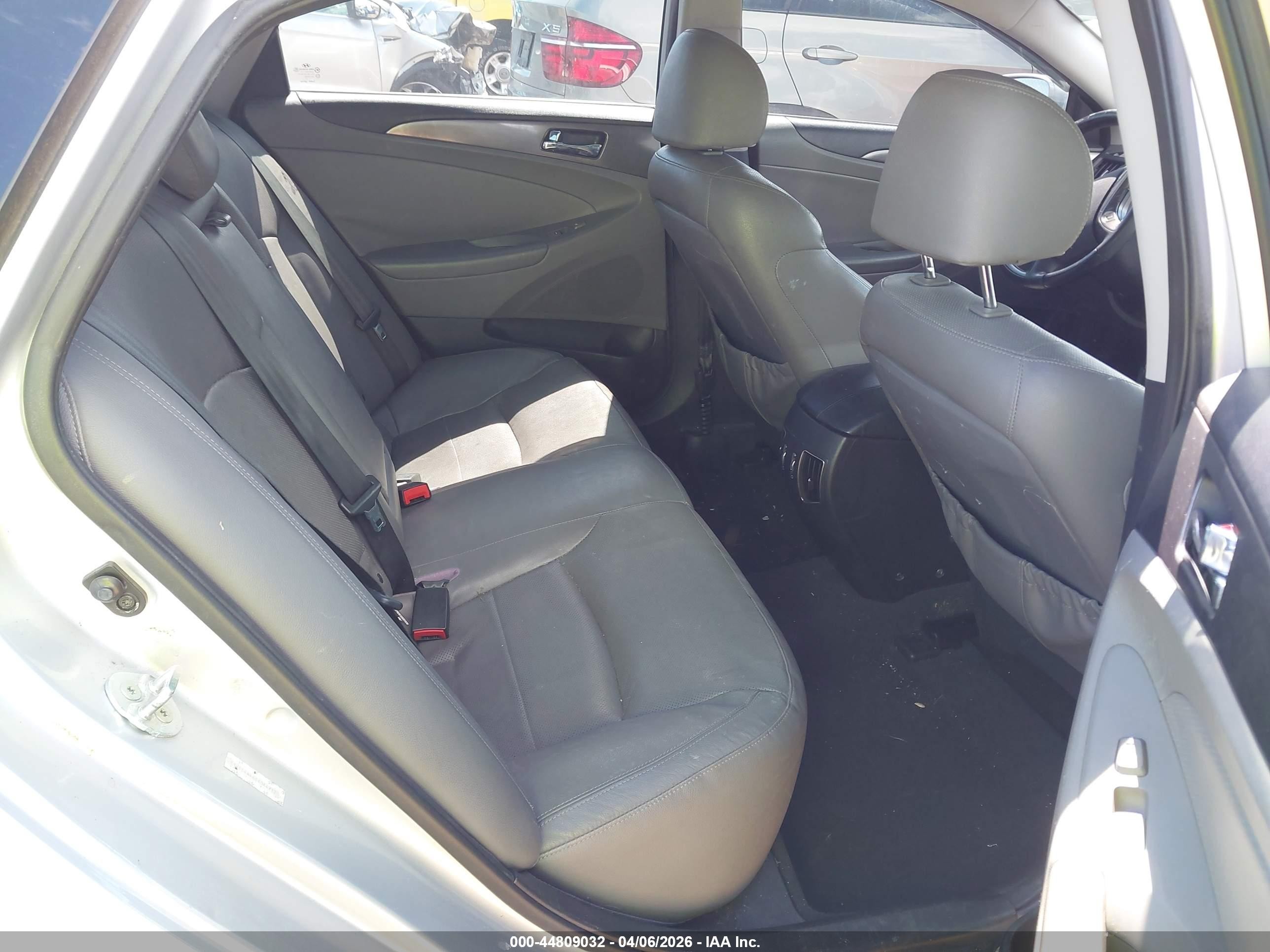 2012 Hyundai Sonata Hybrid   Silver vin: KMHEC4A46CA044732