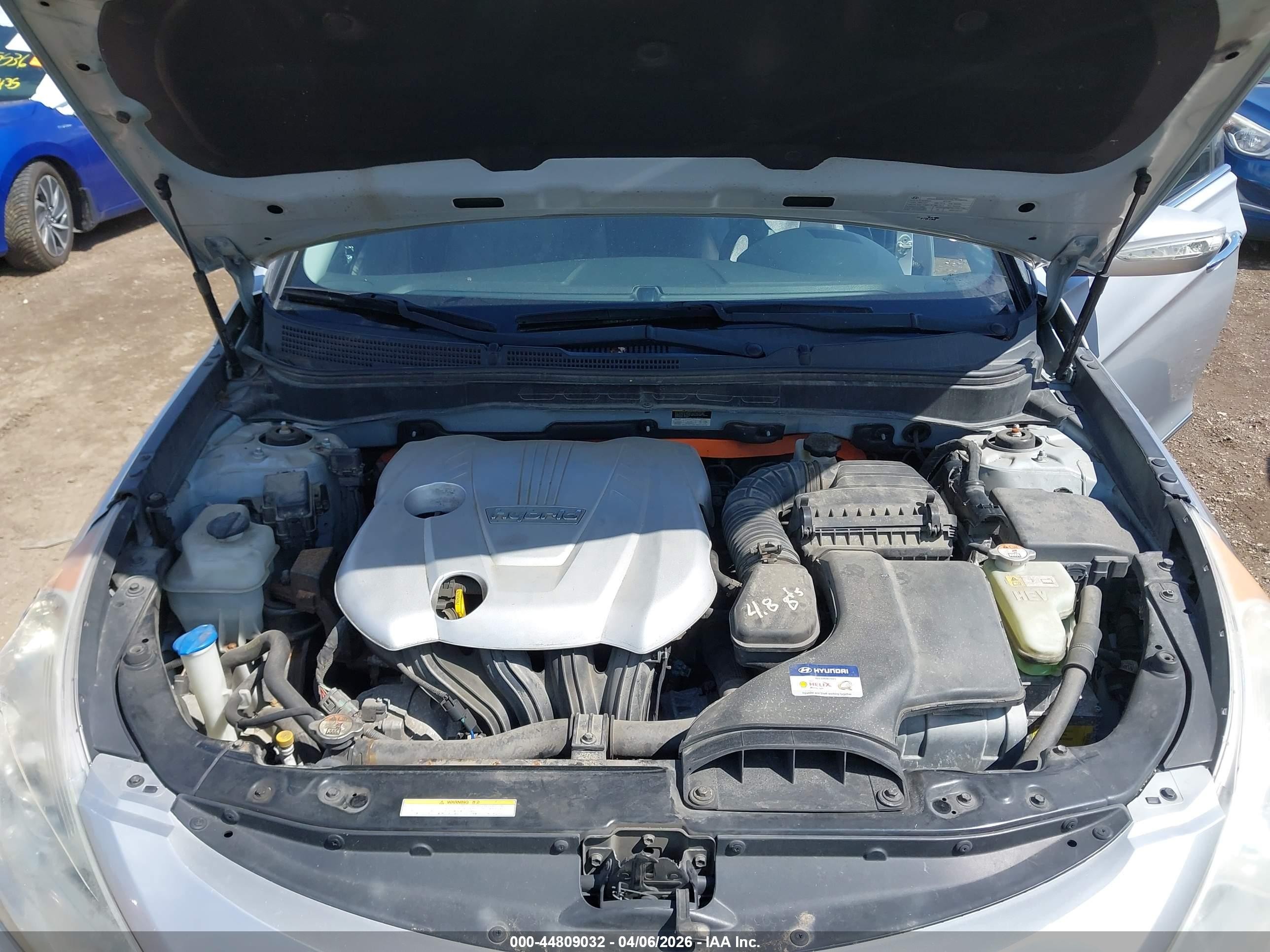 2012 Hyundai Sonata Hybrid   Silver vin: KMHEC4A46CA044732