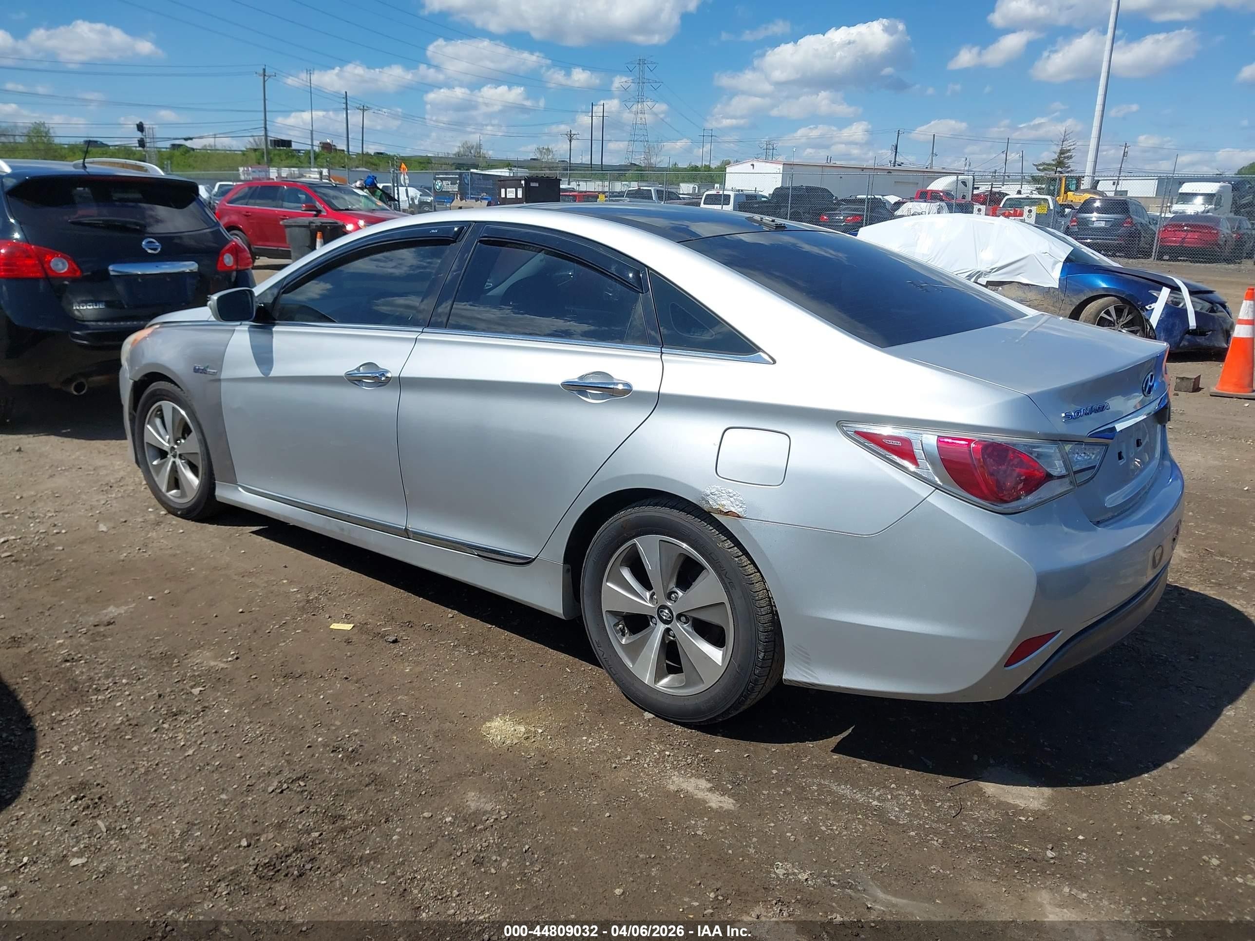 2012 Hyundai Sonata Hybrid   Silver vin: KMHEC4A46CA044732