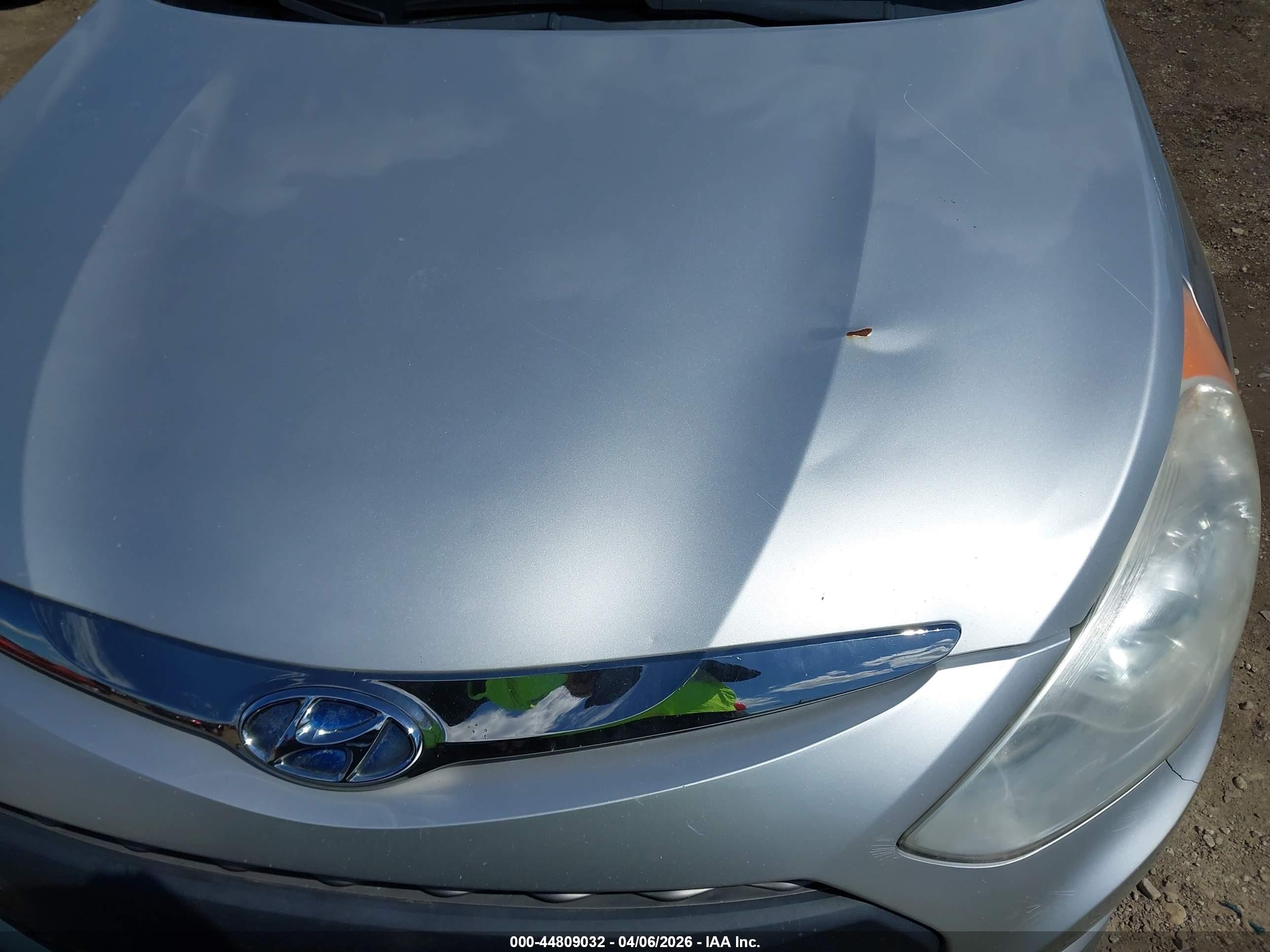 2012 Hyundai Sonata Hybrid   Silver vin: KMHEC4A46CA044732