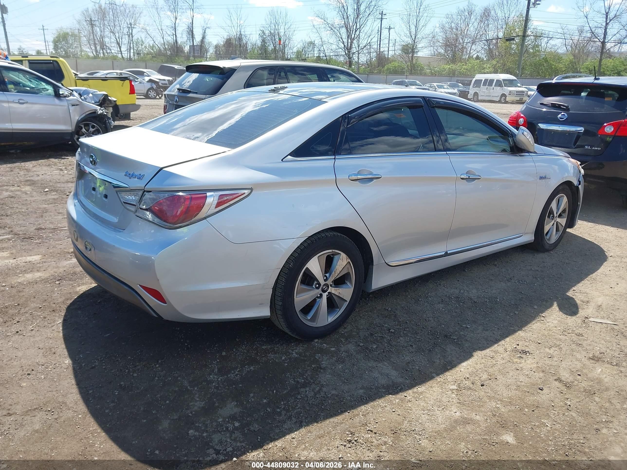 2012 Hyundai Sonata Hybrid   Silver vin: KMHEC4A46CA044732