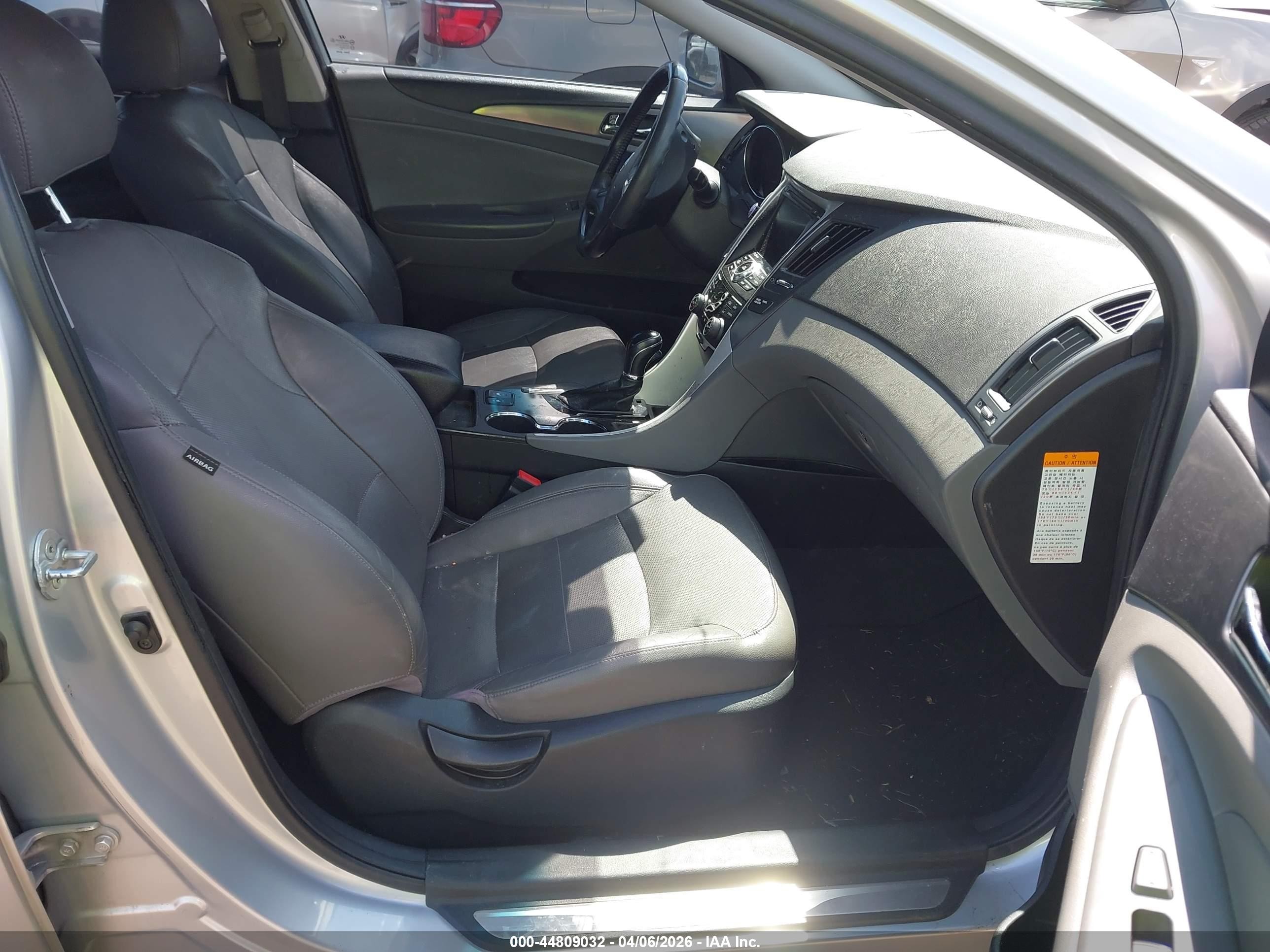 2012 Hyundai Sonata Hybrid   Silver vin: KMHEC4A46CA044732