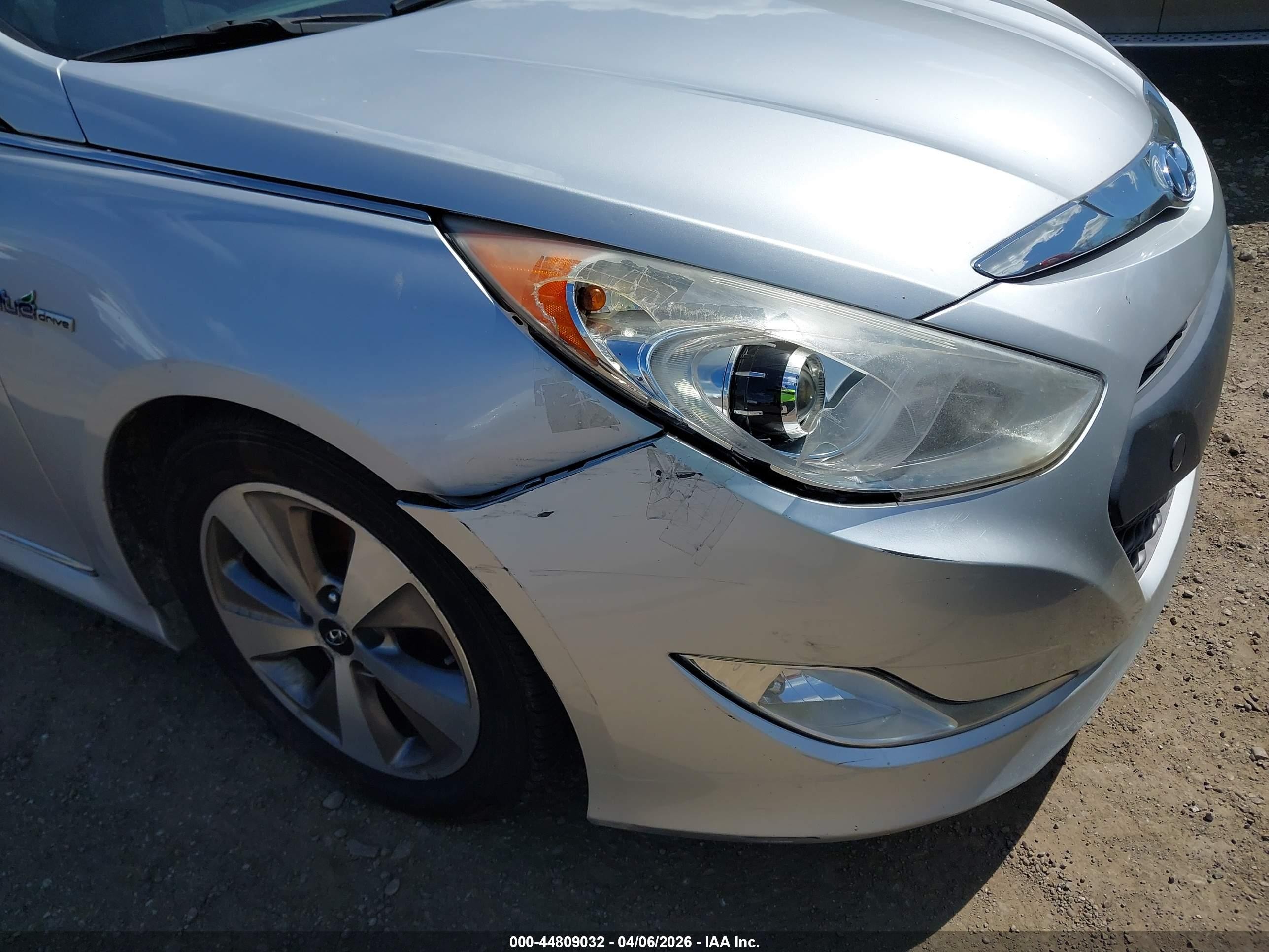 2012 Hyundai Sonata Hybrid   Silver vin: KMHEC4A46CA044732