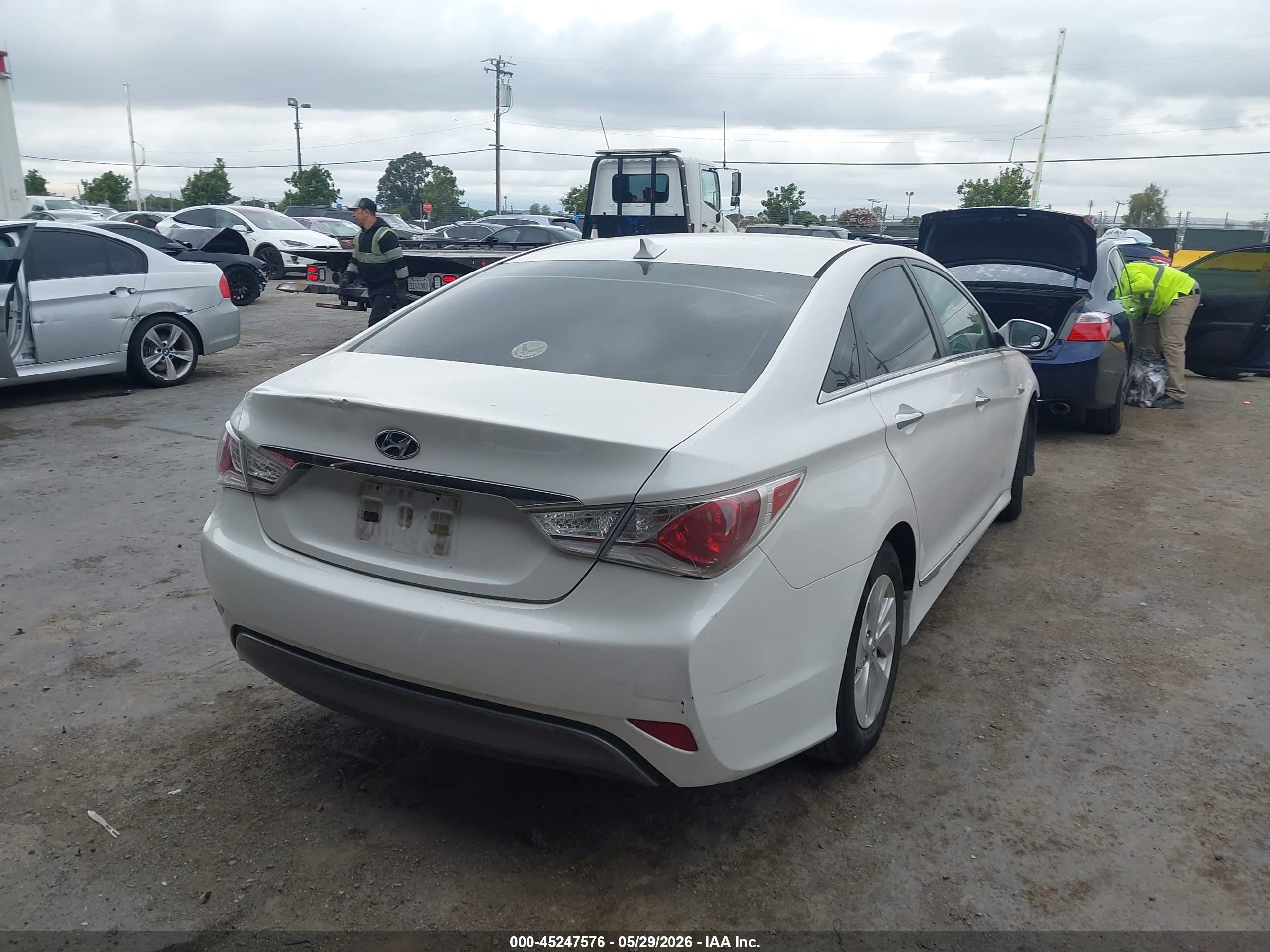 2013 Hyundai Sonata Hybrid   White vin: KMHEC4A46DA067560