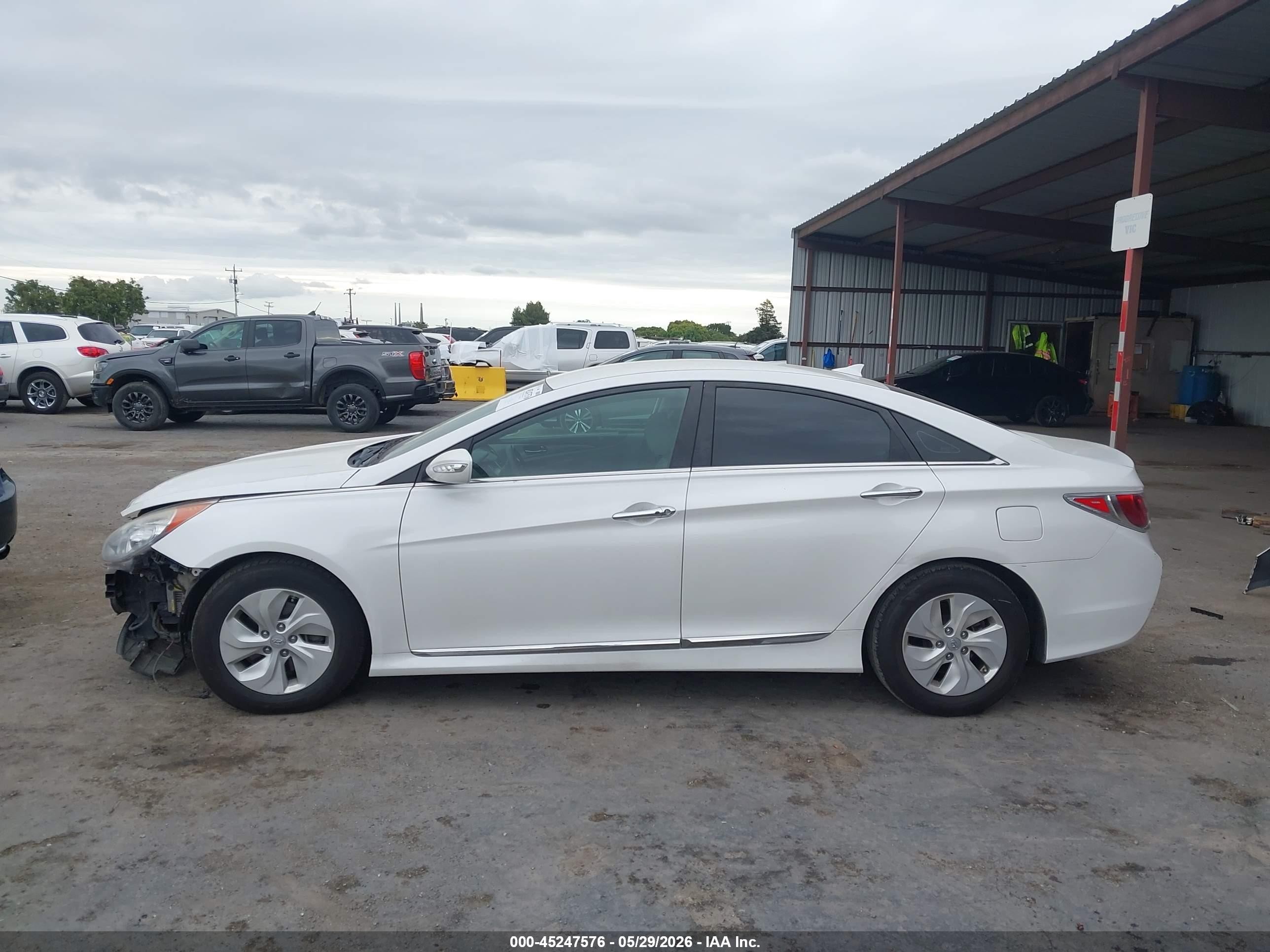 2013 Hyundai Sonata Hybrid   White vin: KMHEC4A46DA067560