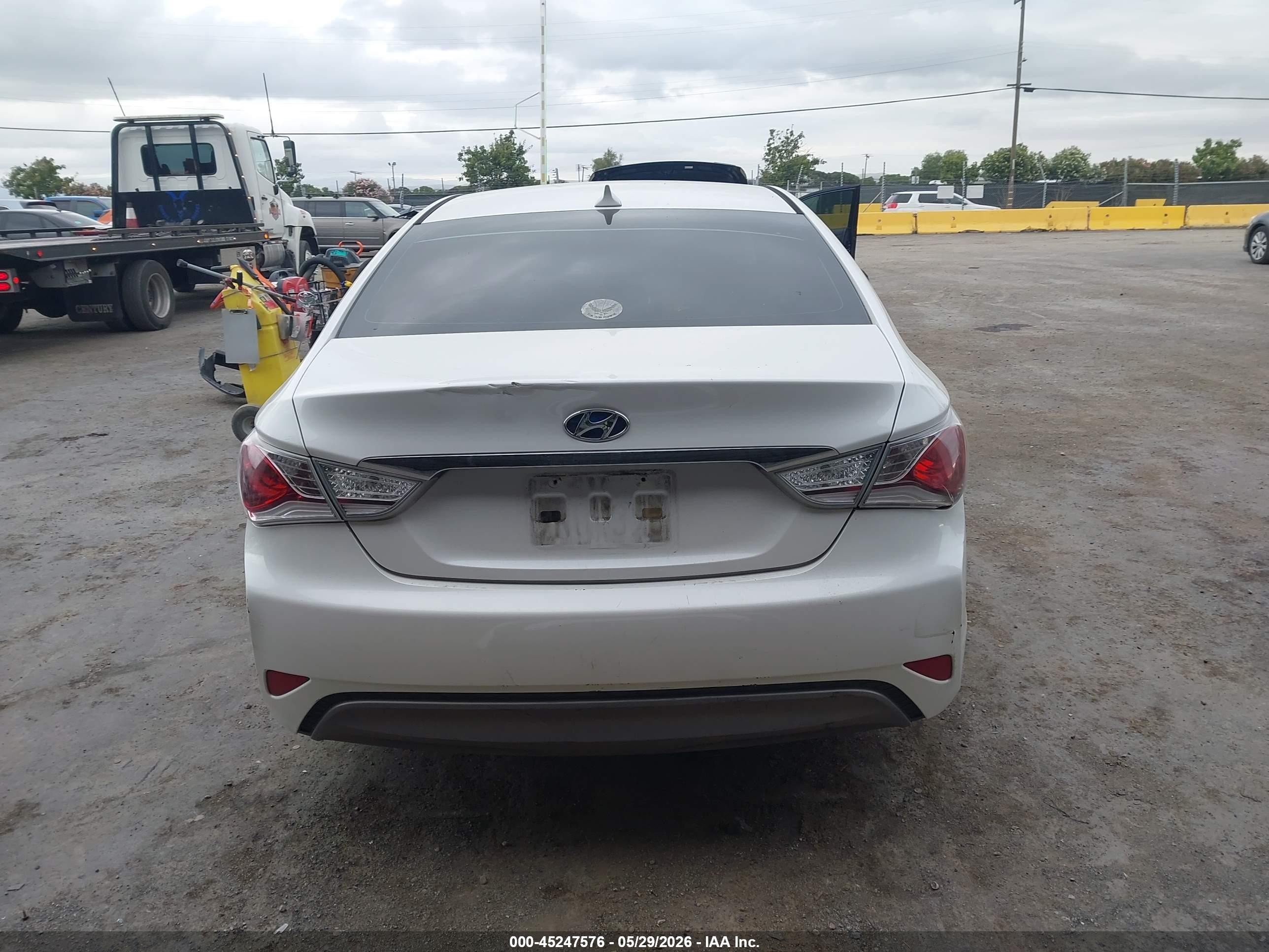 2013 Hyundai Sonata Hybrid   White vin: KMHEC4A46DA067560