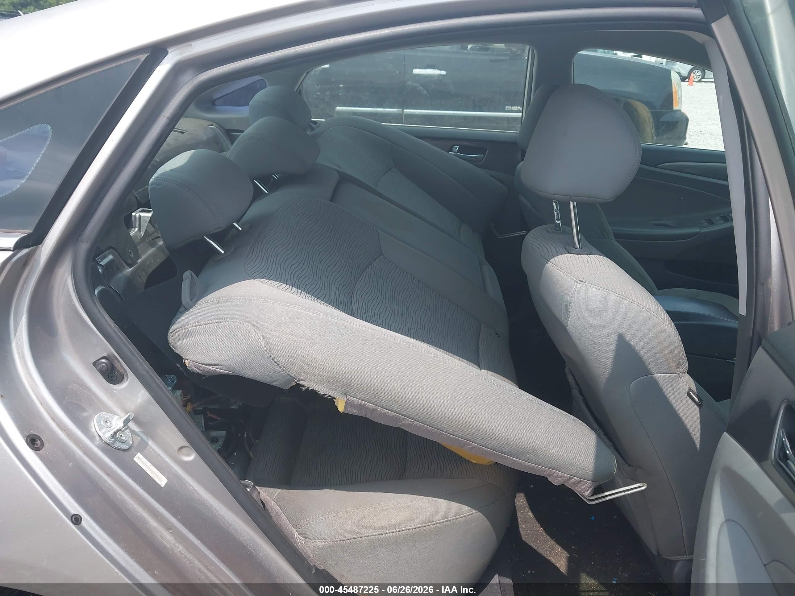 2013 Hyundai Sonata Hybrid   Silver vin: KMHEC4A46DA071110