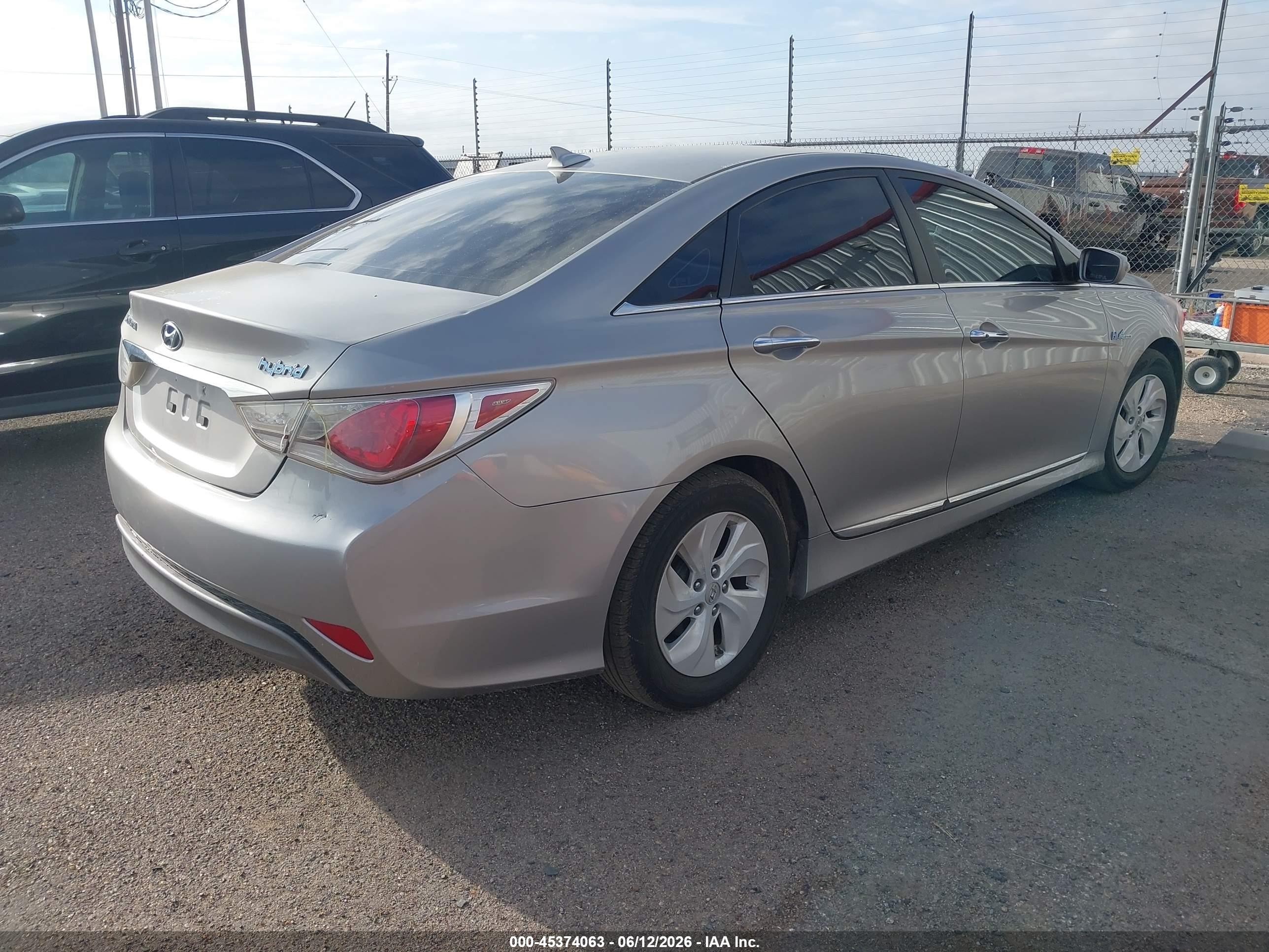 2013 Hyundai Sonata Hybrid   Silver vin: KMHEC4A46DA083032