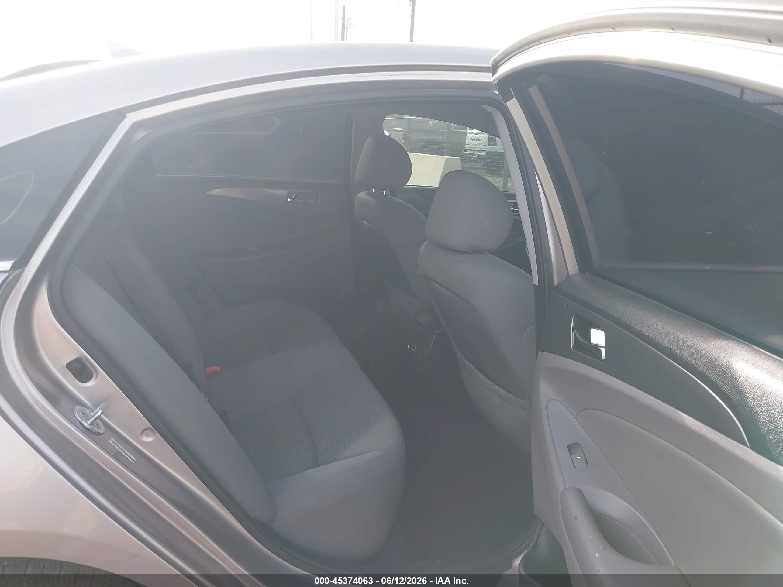 2013 Hyundai Sonata Hybrid   Silver vin: KMHEC4A46DA083032