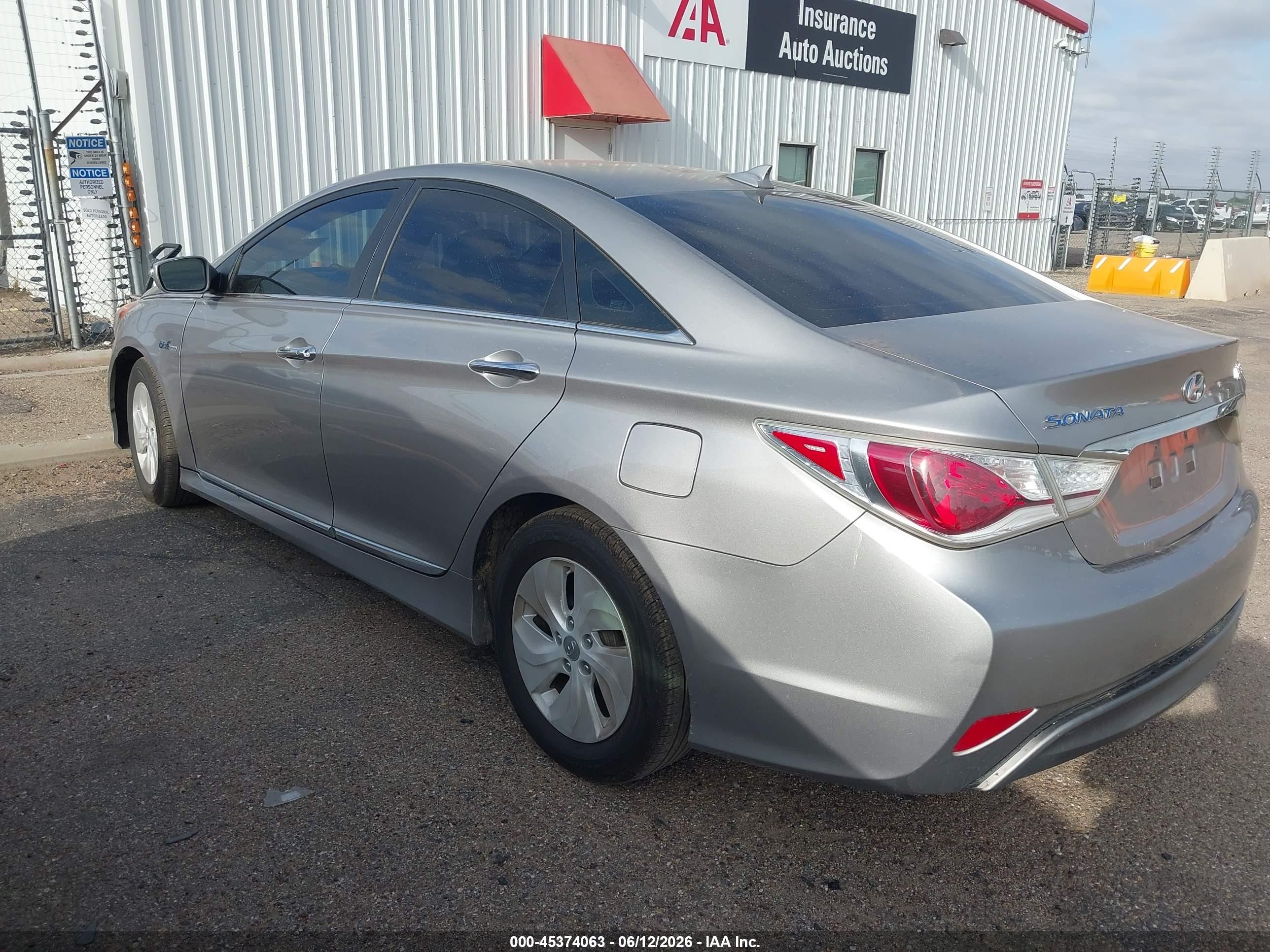2013 Hyundai Sonata Hybrid   Silver vin: KMHEC4A46DA083032