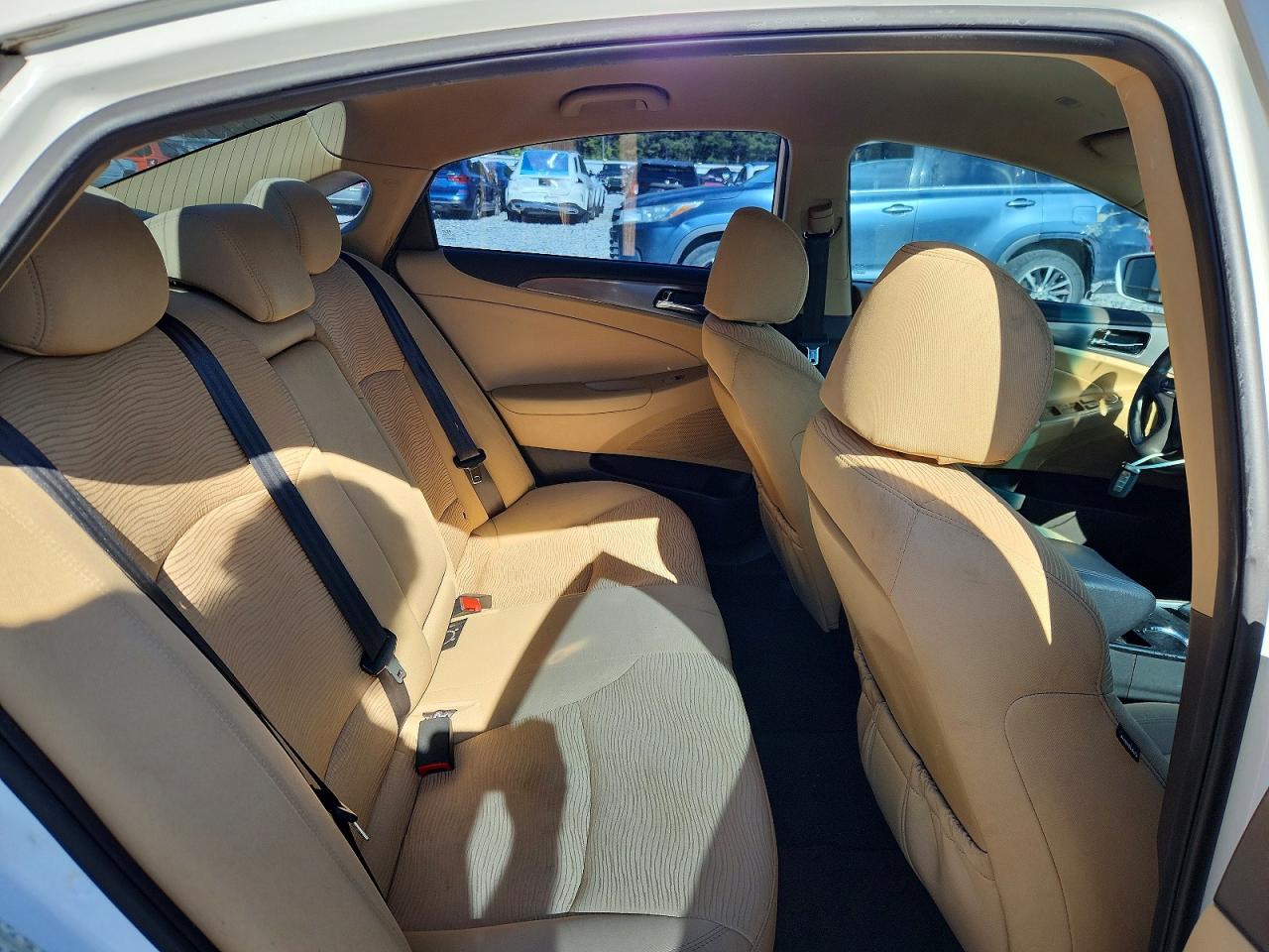 2015 Hyundai Sonata Hybrid Base Белый vin: KMHEC4A46FA127730