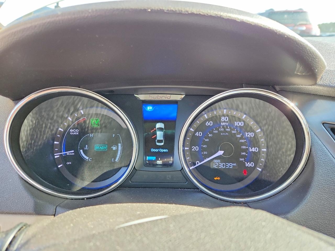 2015 Hyundai Sonata Hybrid Base Белый vin: KMHEC4A46FA127730