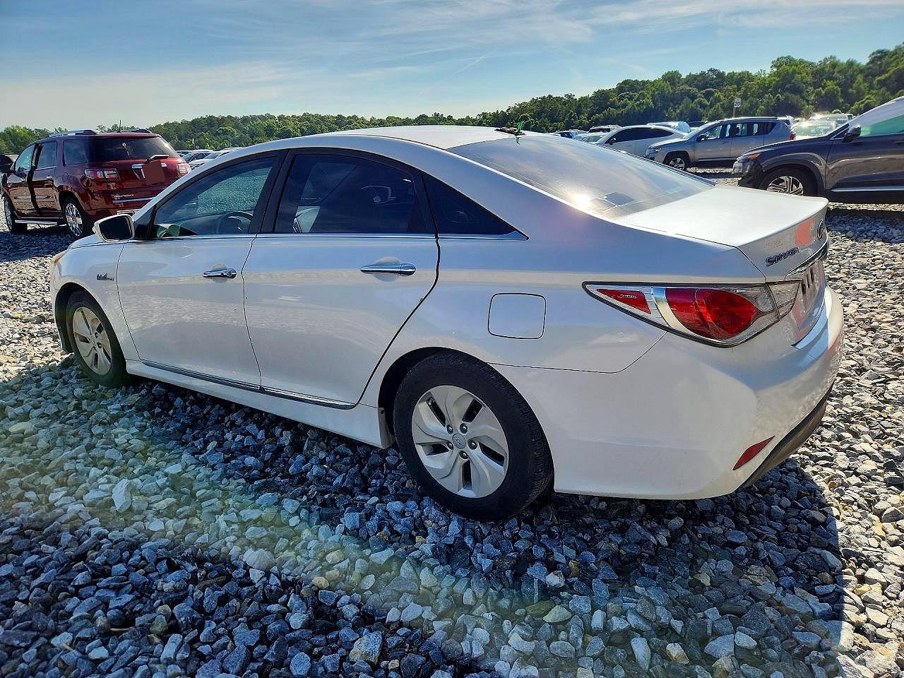 2015 Hyundai Sonata Hybrid Base Белый vin: KMHEC4A46FA127730