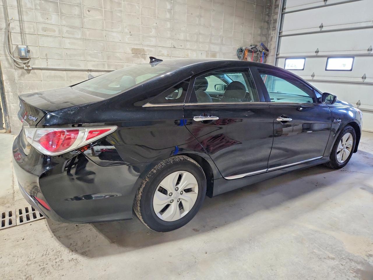 2015 Hyundai Sonata Hybrid Base Black vin: KMHEC4A46FA137013