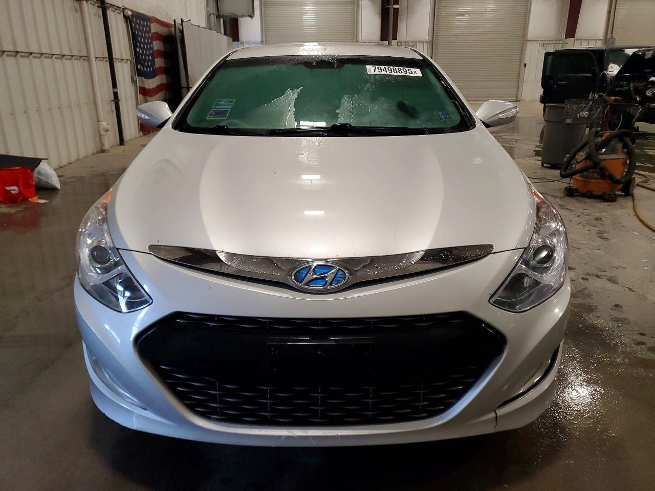 2015 Hyundai Sonata Hybrid Base Silver vin: KMHEC4A46FA139733