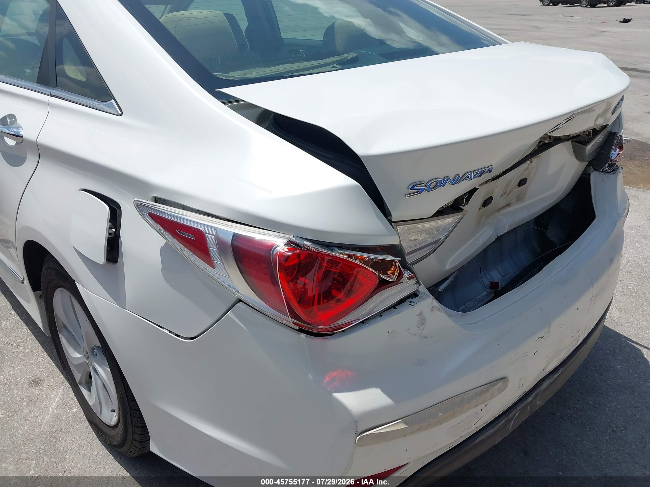 2013 Hyundai Sonata Hybrid   White vin: KMHEC4A47DA050525