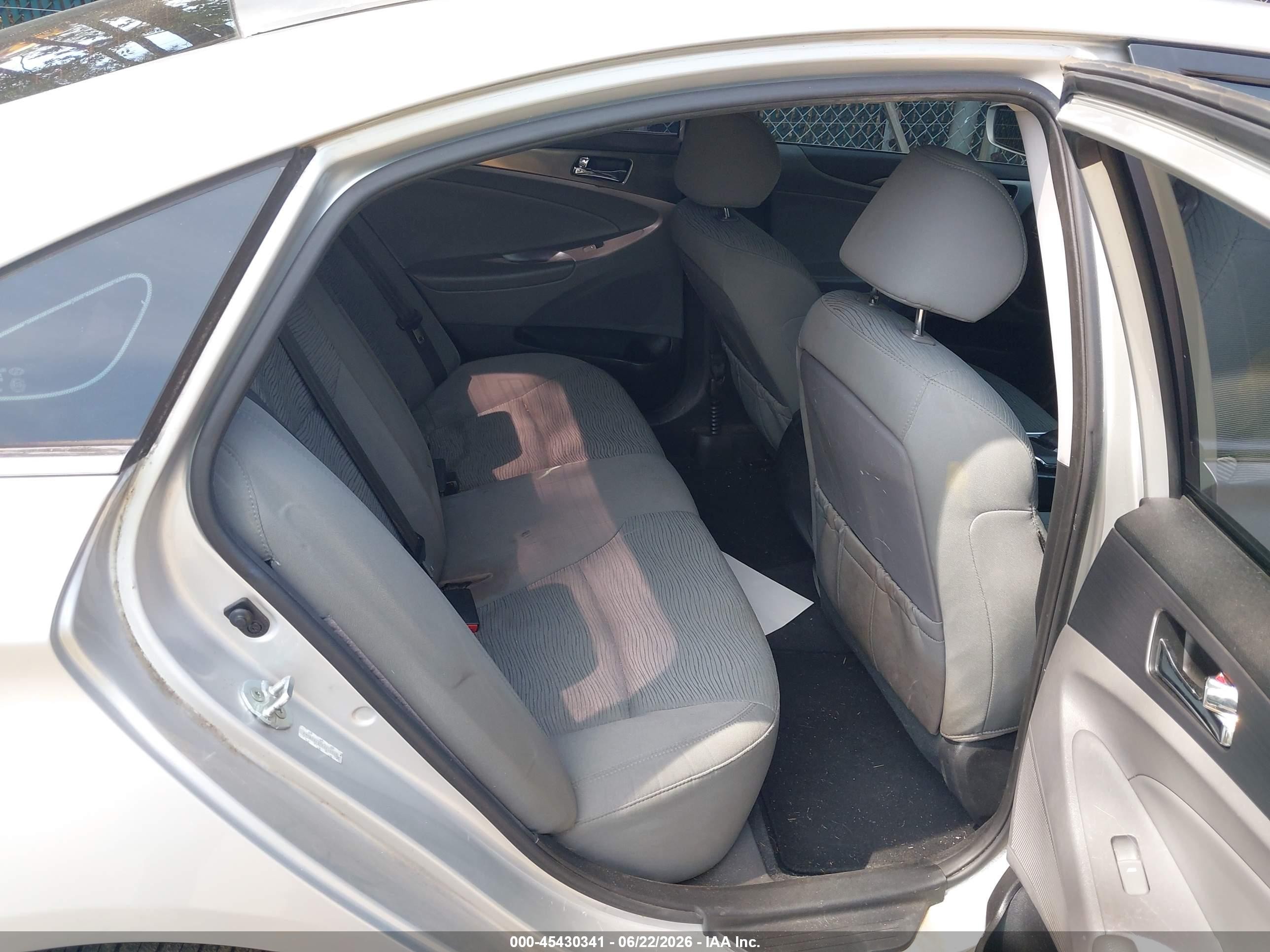 2014 Hyundai Sonata Hybrid   Silver vin: KMHEC4A47EA114533
