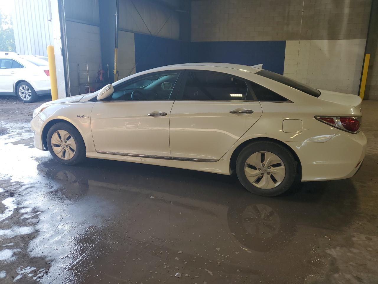 2014 Hyundai Sonata Hybrid White vin: KMHEC4A47EA115374 Damage: Left Rocker Panel Molding, Heavy Scratch, 2 To 3 Inches