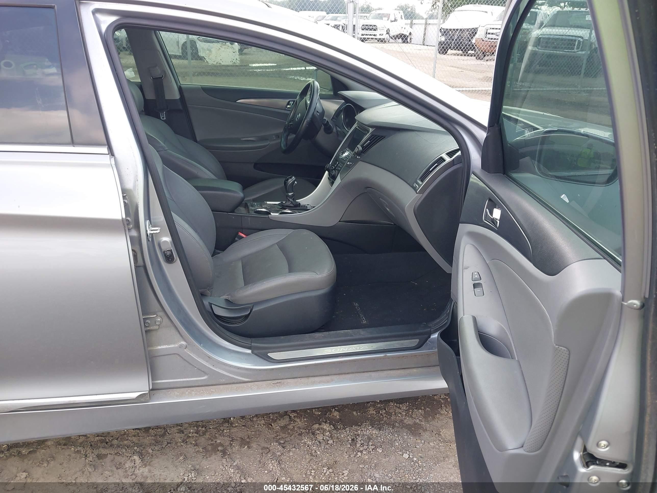 2015 Hyundai Sonata Hybrid Limited Silver vin: KMHEC4A47FA120690