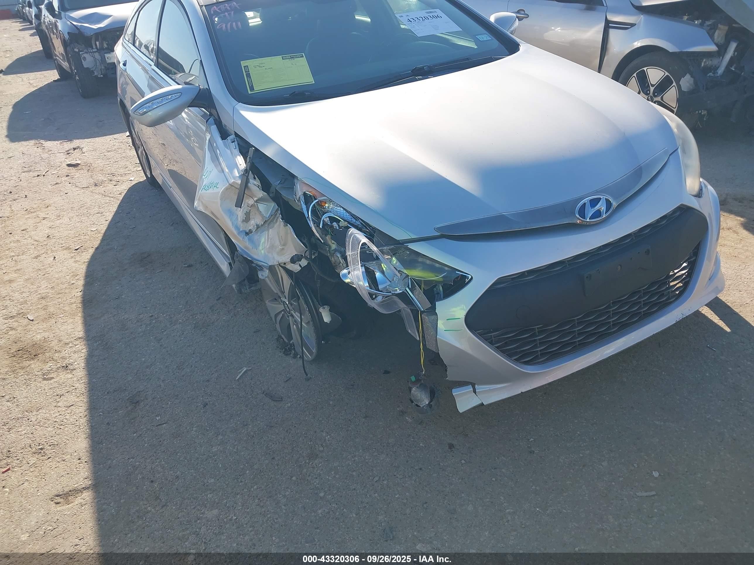 2015 Hyundai Sonata Hybrid Limited Silver vin: KMHEC4A47FA132211