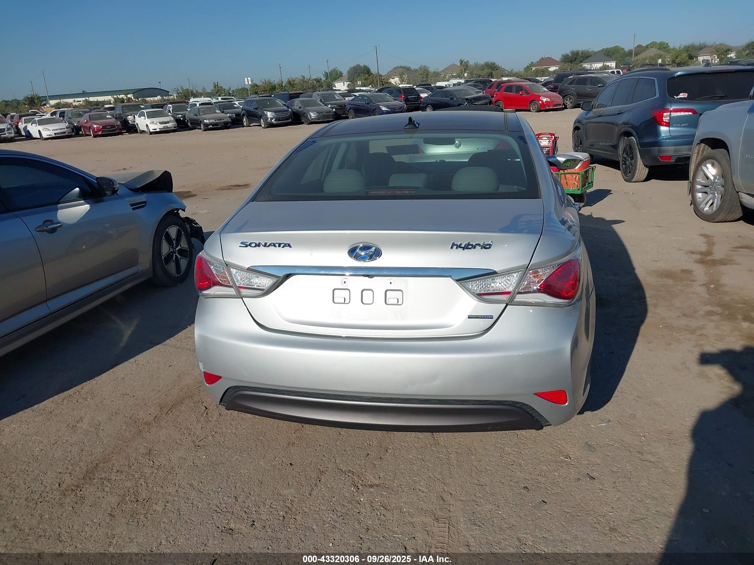 2015 Hyundai Sonata Hybrid Limited Silver vin: KMHEC4A47FA132211