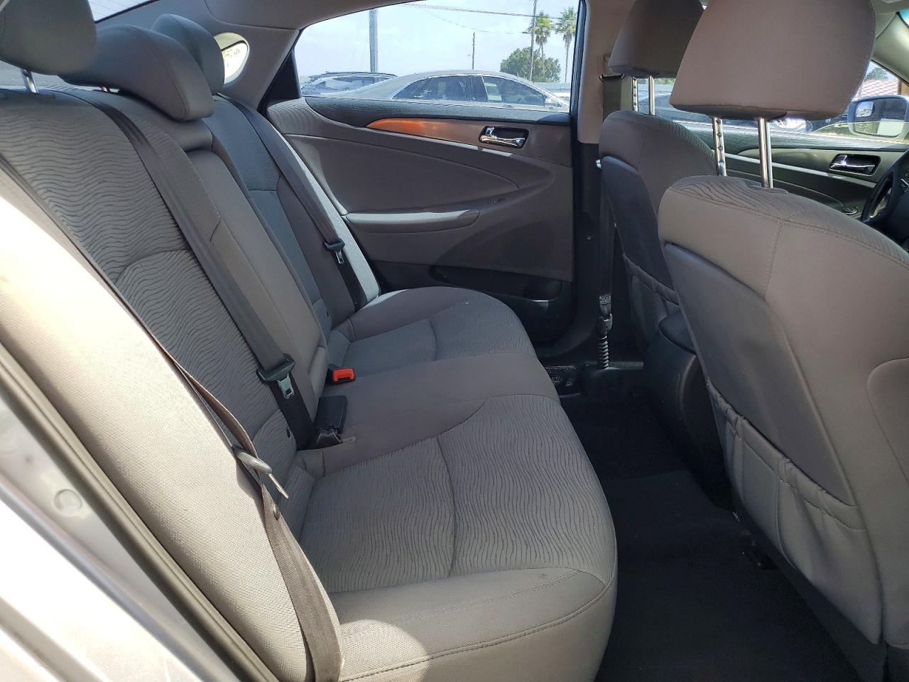 2015 Hyundai Sonata Hybrid Base Silver vin: KMHEC4A47FA133844