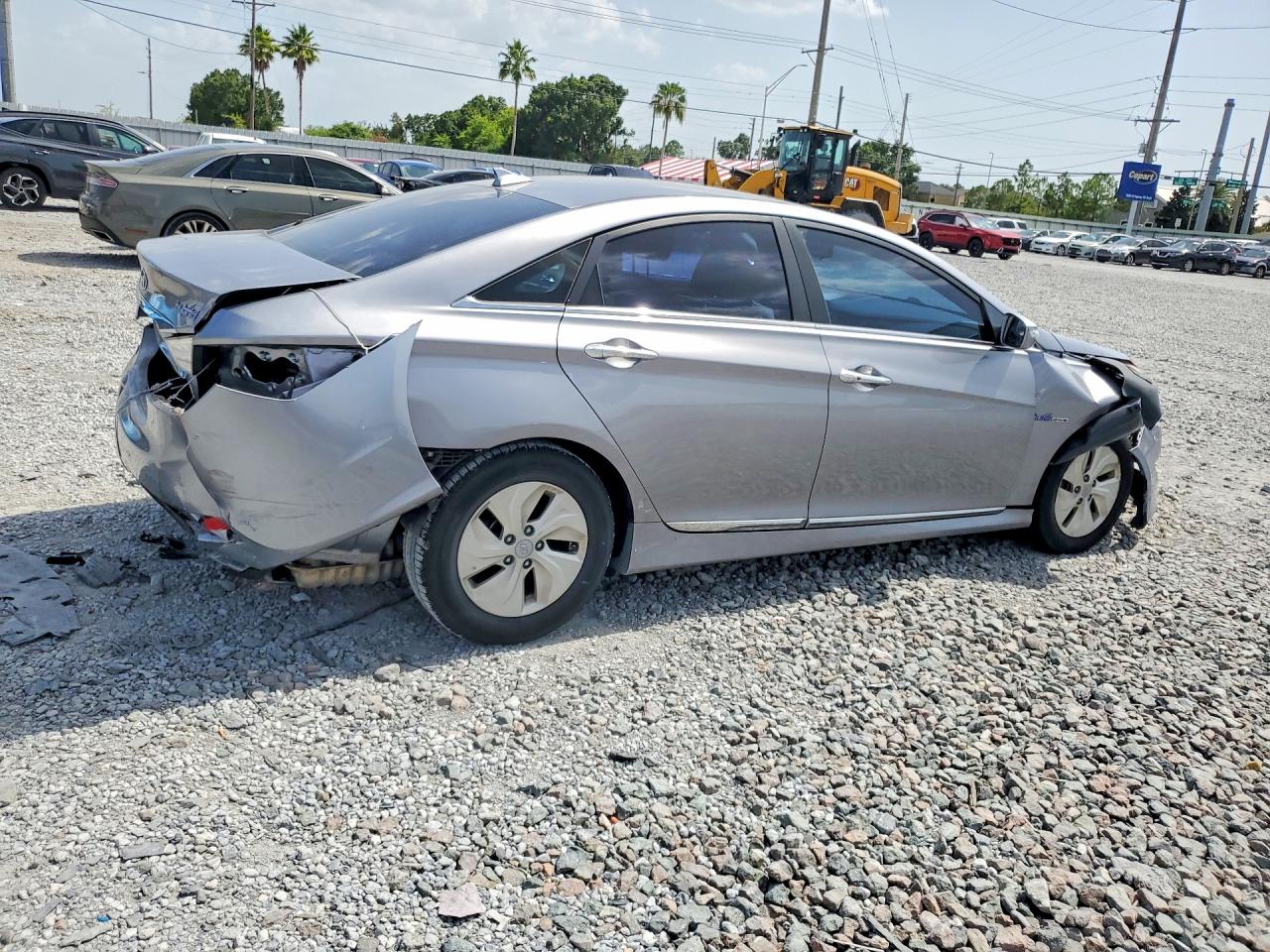 2015 Hyundai Sonata Hybrid Base Silver vin: KMHEC4A47FA133844