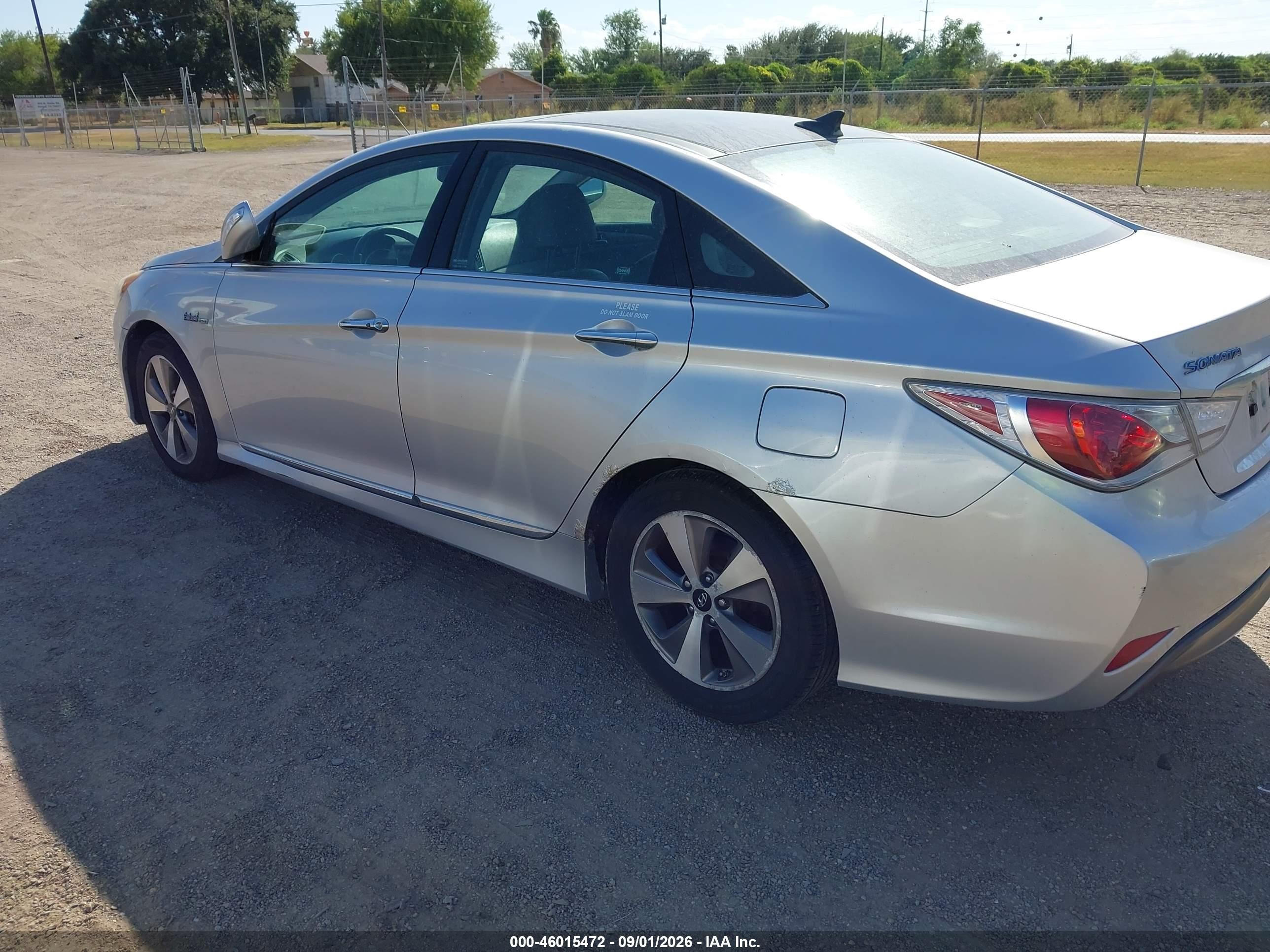 2011 Hyundai Sonata Hybrid   Silver vin: KMHEC4A48BA008121