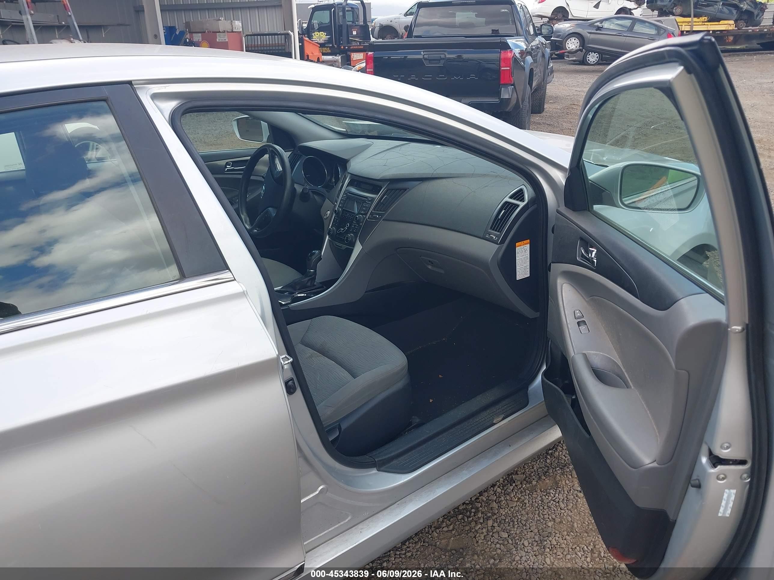 2013 Hyundai Sonata Hybrid   Silver vin: KMHEC4A48DA082934