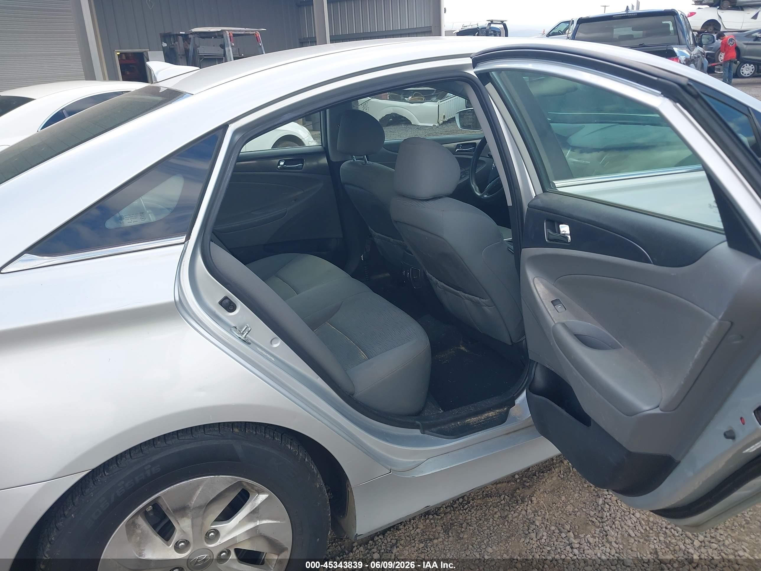 2013 Hyundai Sonata Hybrid   Silver vin: KMHEC4A48DA082934