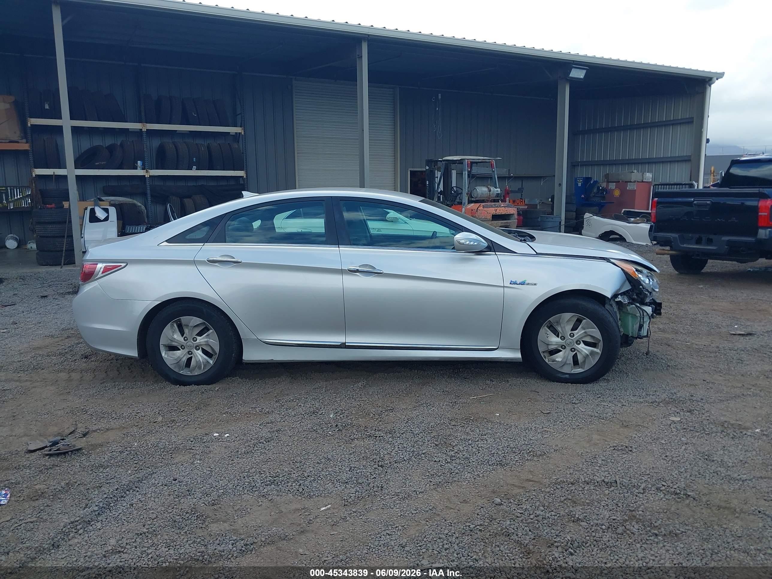 2013 Hyundai Sonata Hybrid   Silver vin: KMHEC4A48DA082934