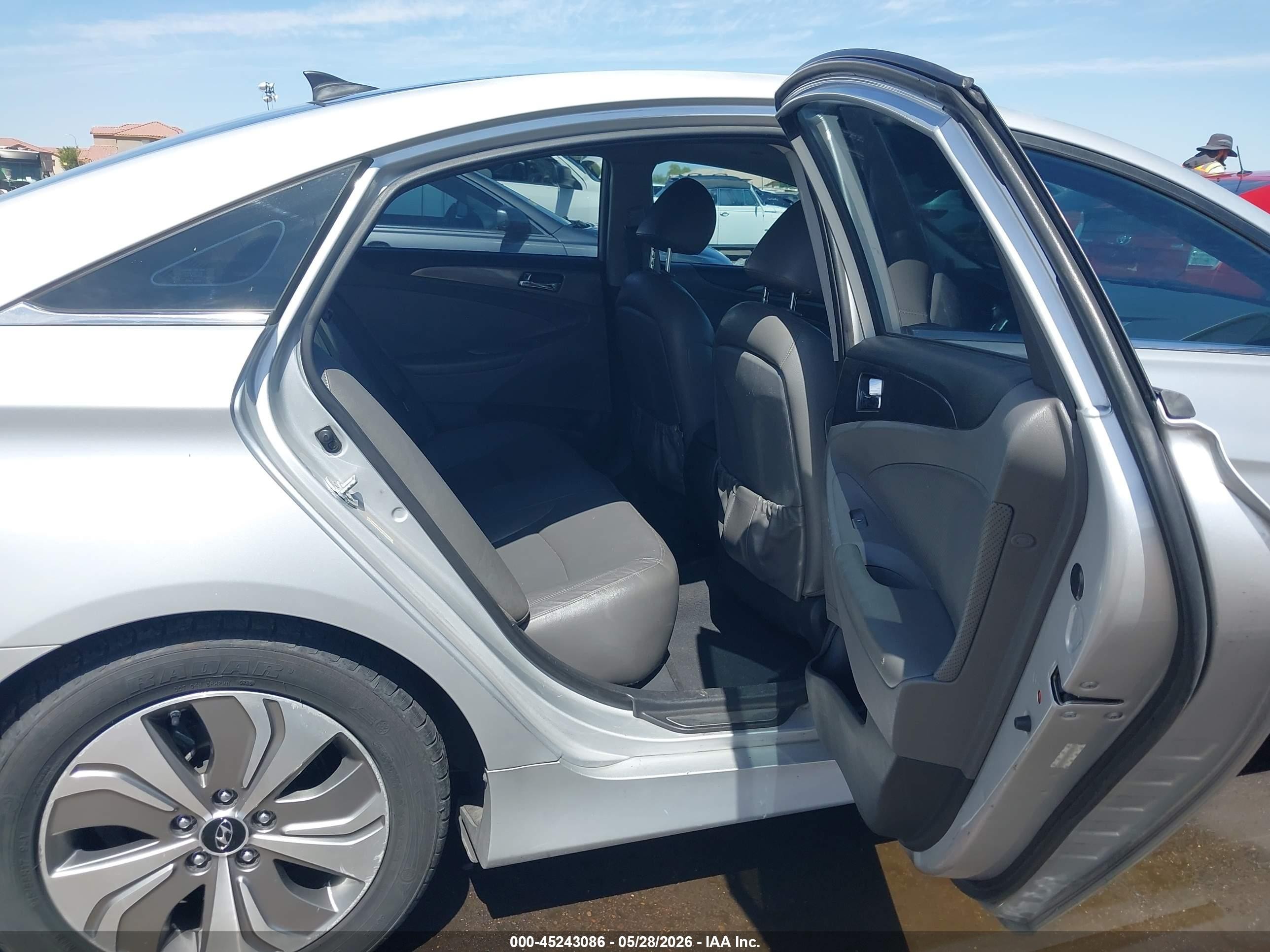 2014 Hyundai Sonata Hybrid Limited Silver vin: KMHEC4A48EA107056