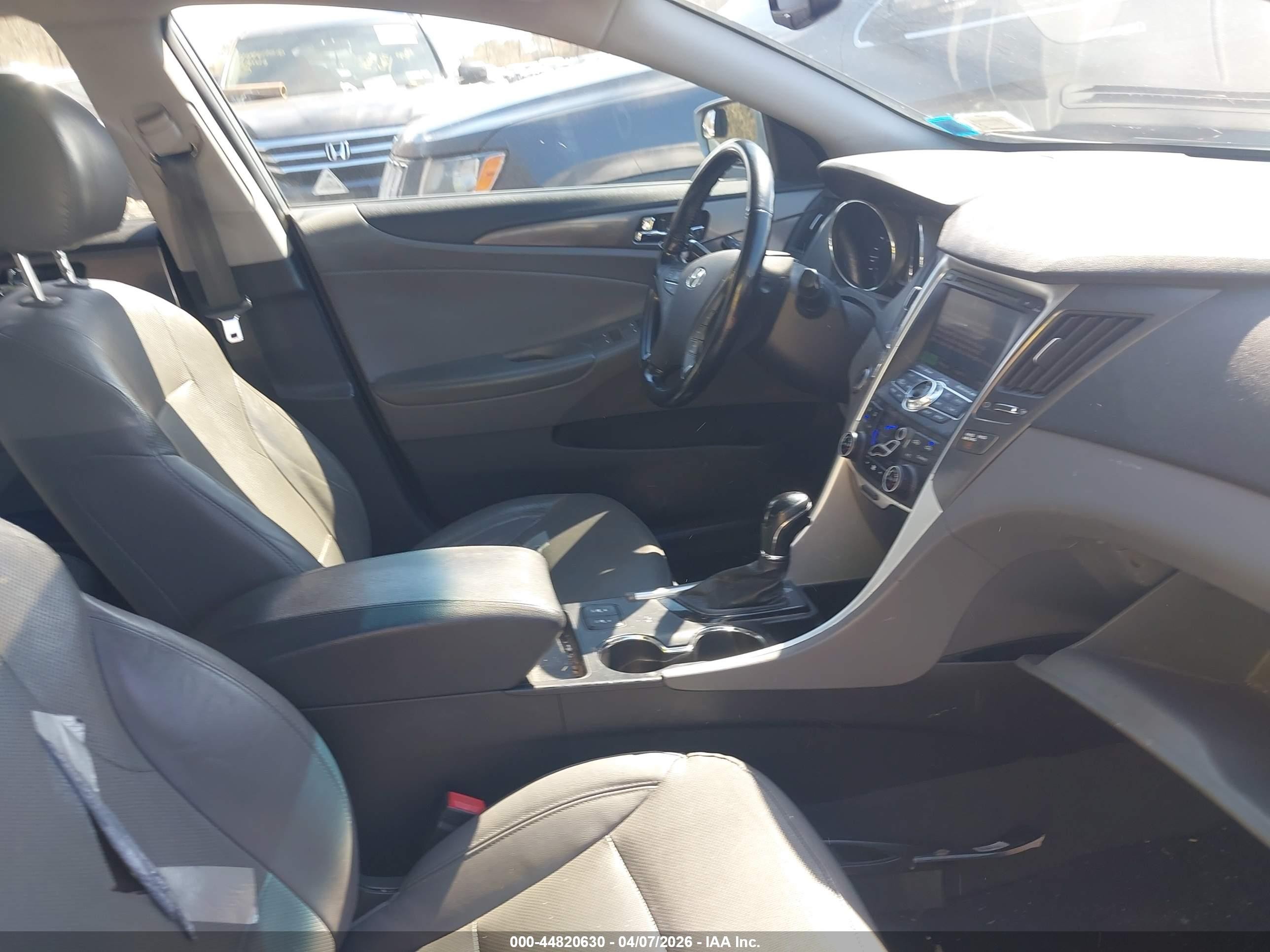 2015 Hyundai Sonata Hybrid Limited Silver vin: KMHEC4A48FA131732